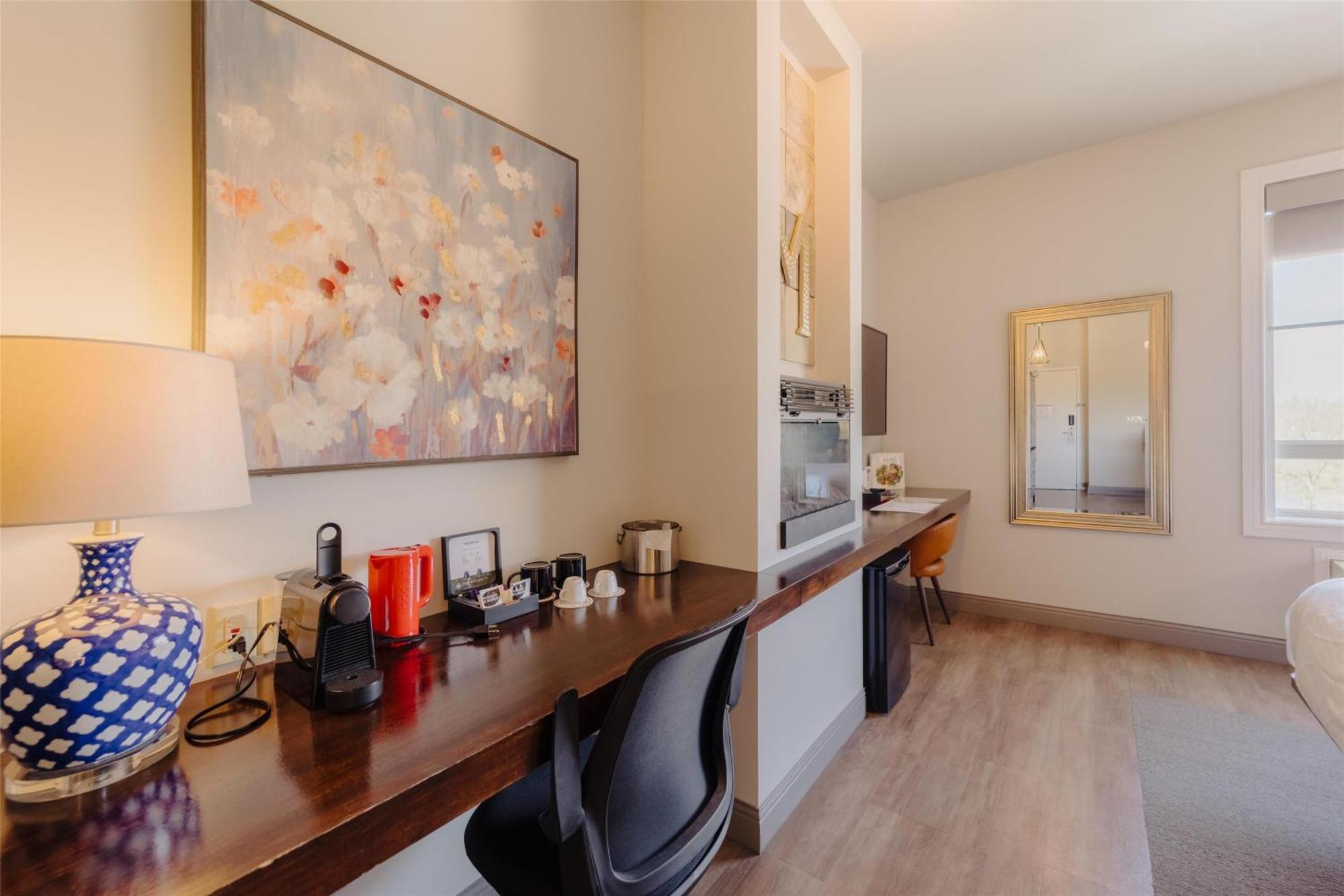 King Room Walk Shower Bath Tub No Elevator Access or Non-Smoking