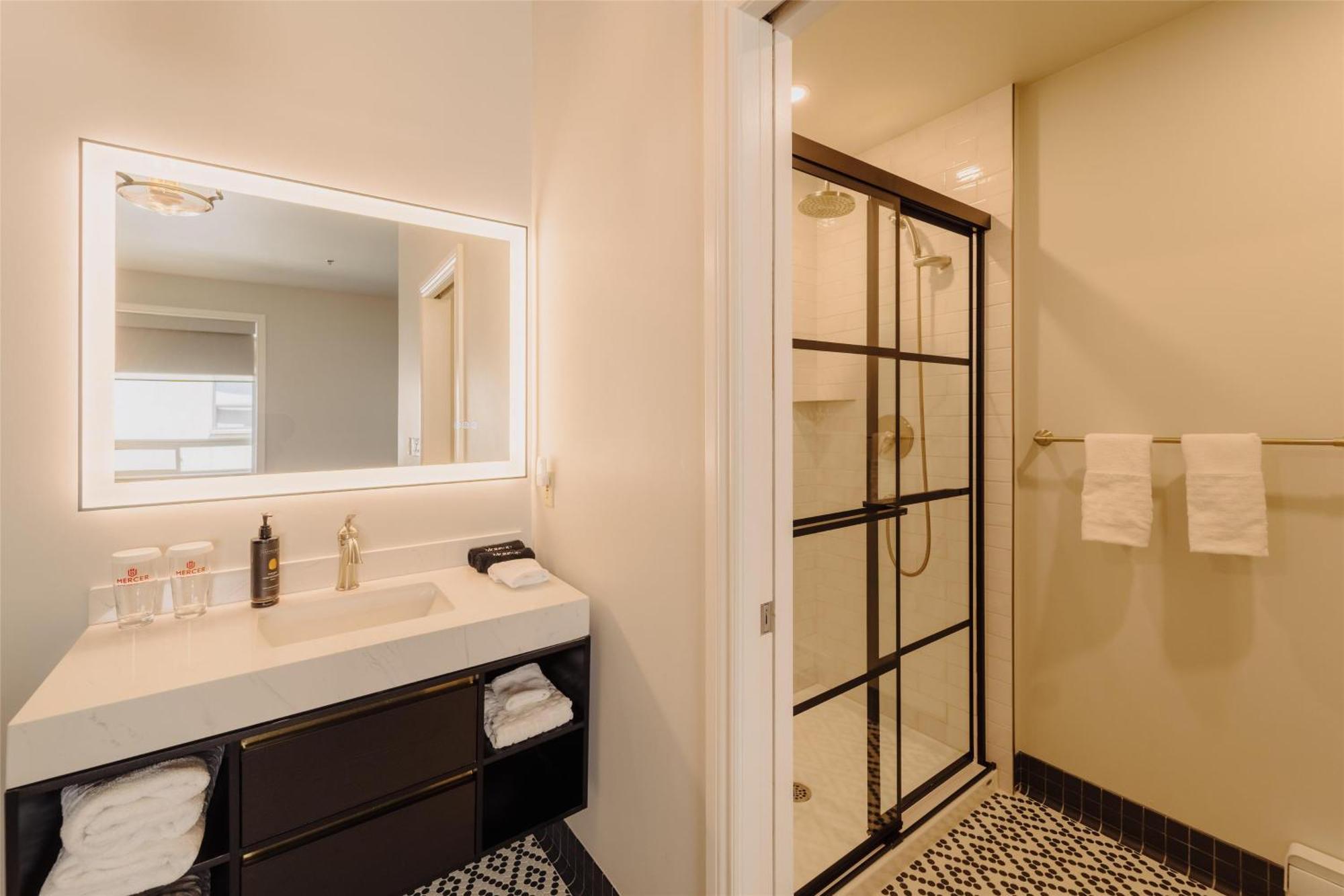 King Room Walk Shower Bath Tub No Elevator Access or Non-Smoking