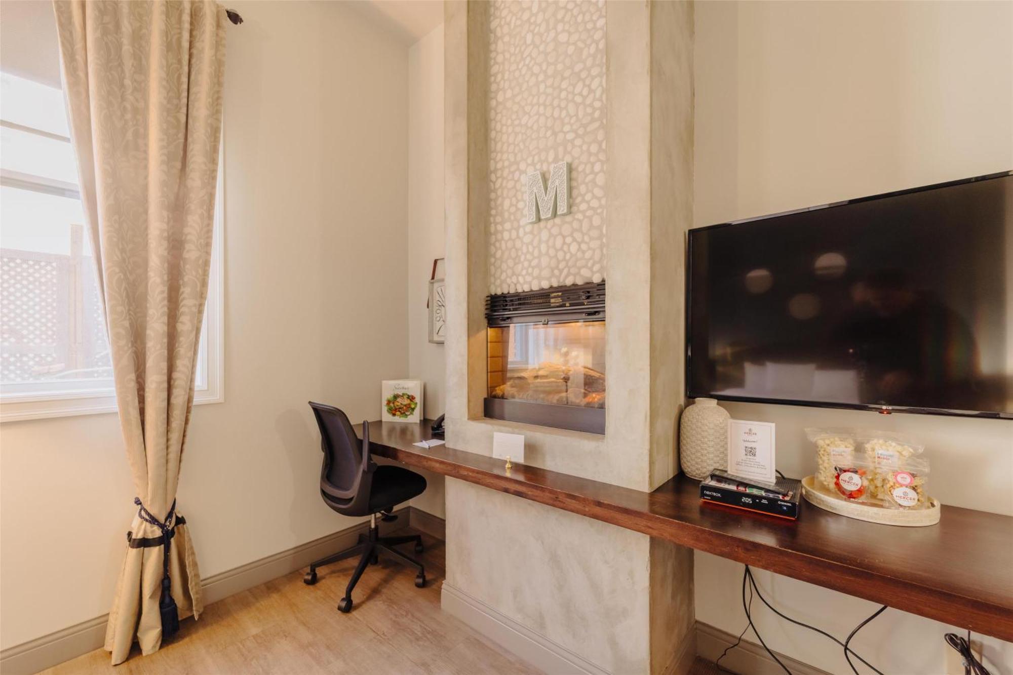 King Room Fireplace Bar Area No Elevator Access or Non-Smoking