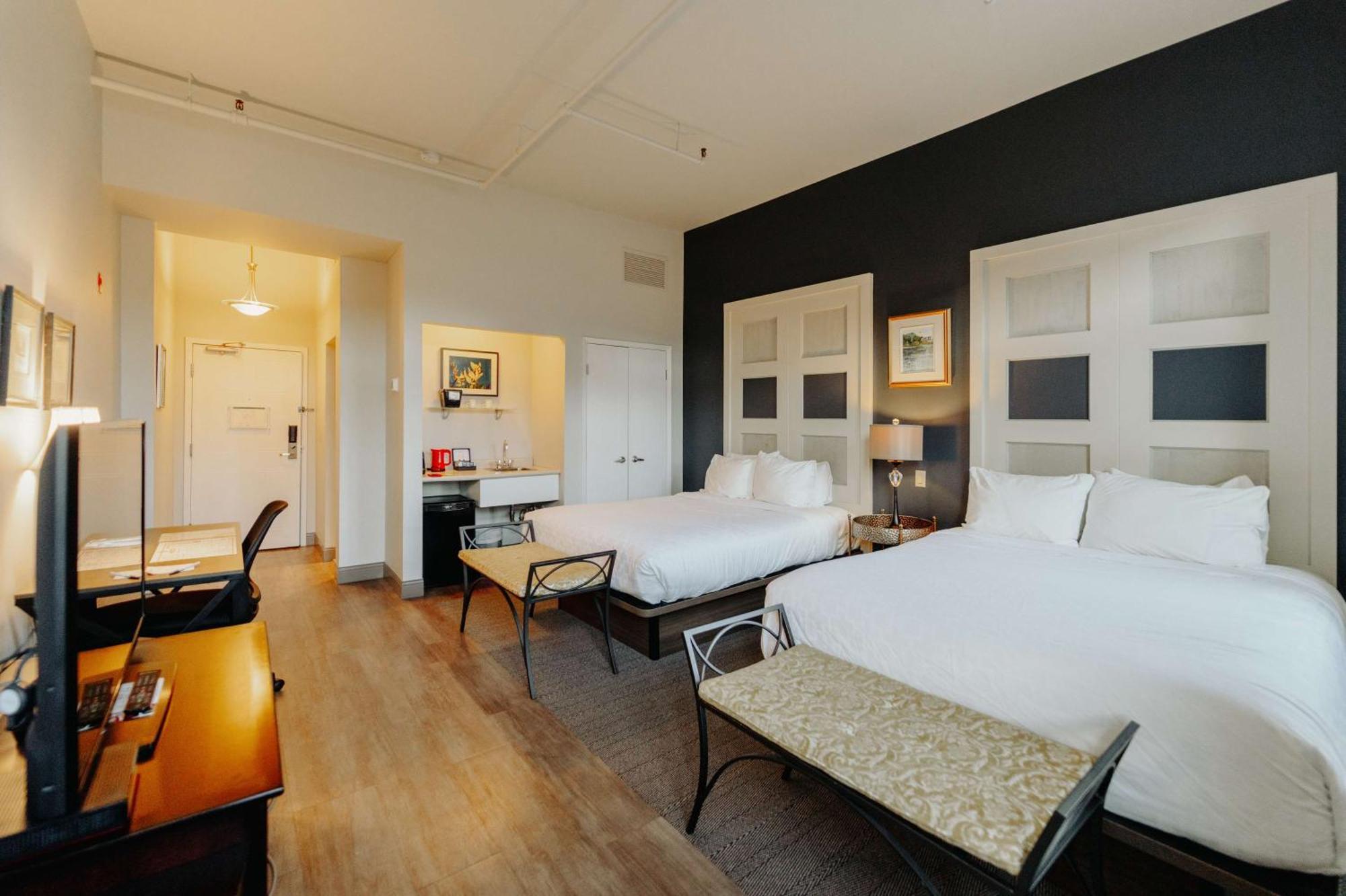 Queen Room Two Queen Beds City View