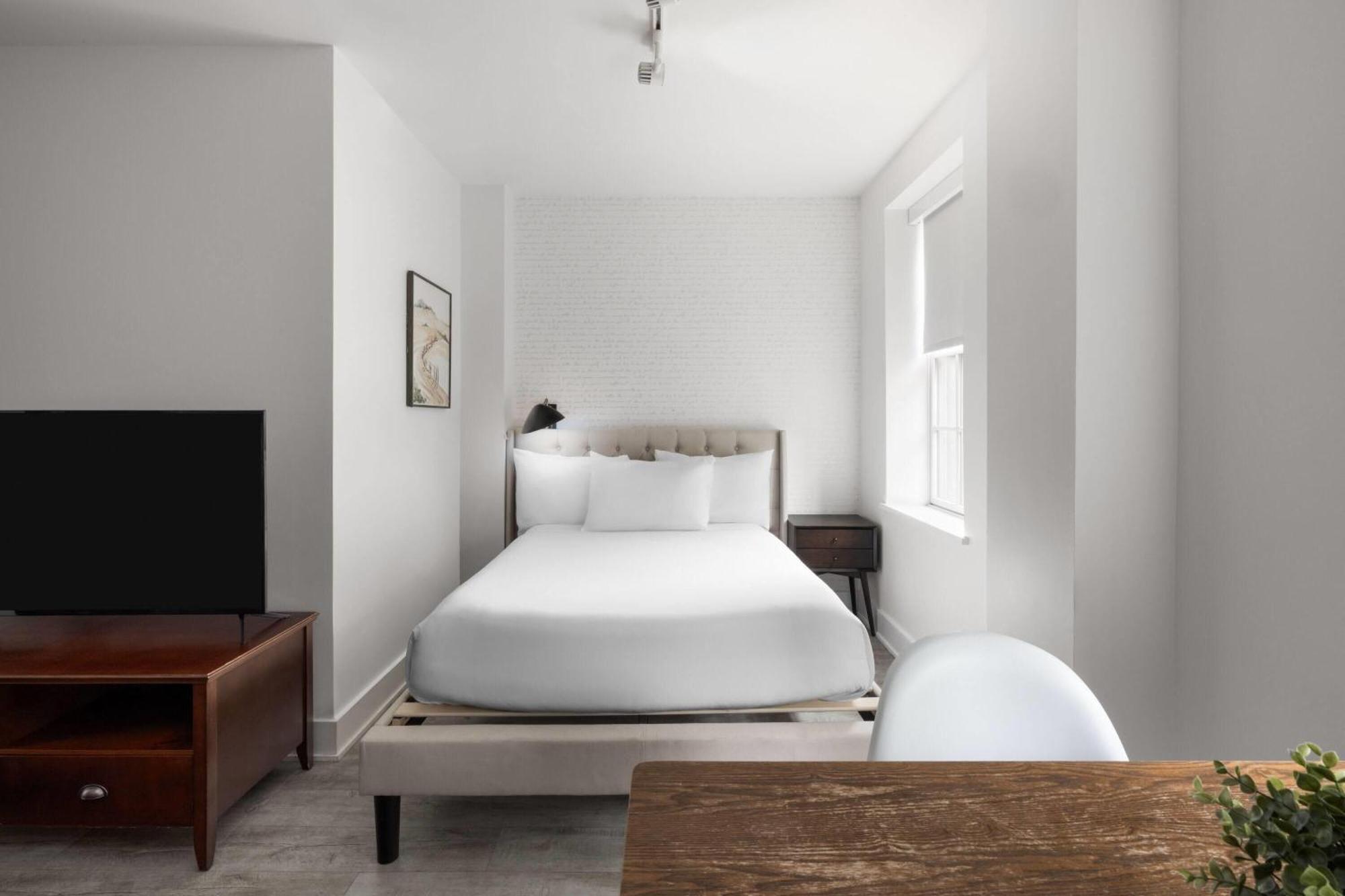 1 Queen Bed Deluxe Studio Apartment Non-Smoking