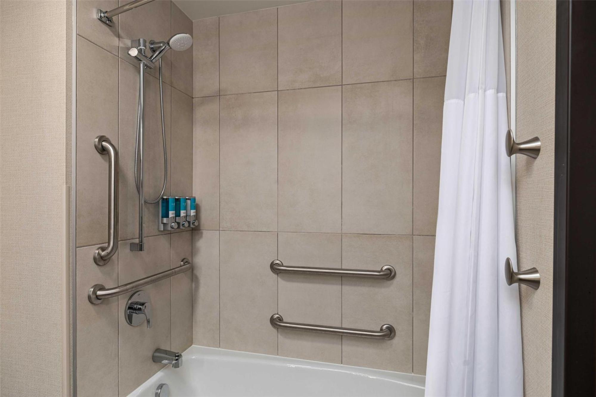 Deluxe King Room AccessibleTub