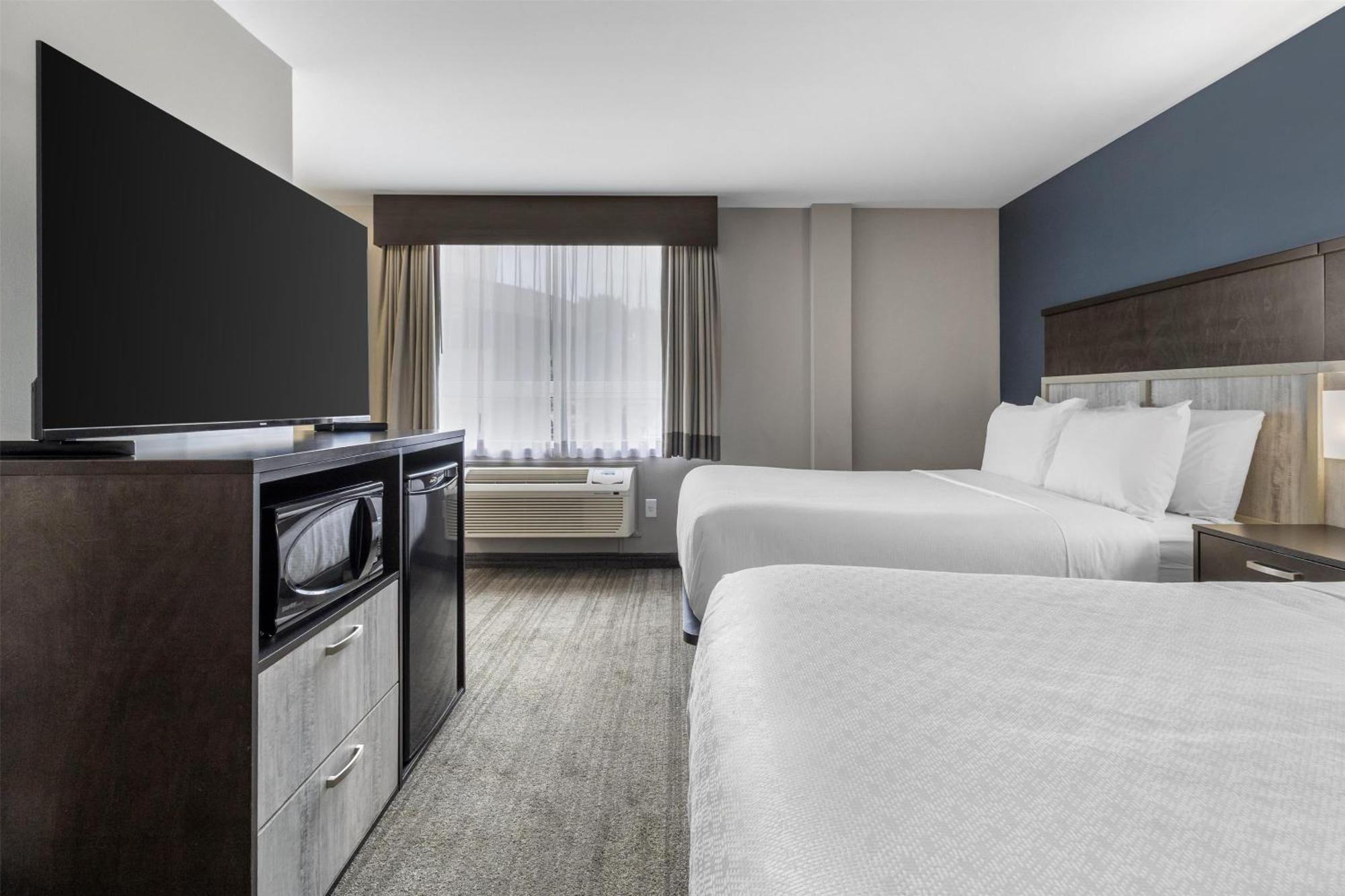 Queen Room Two Queen Beds Lake View