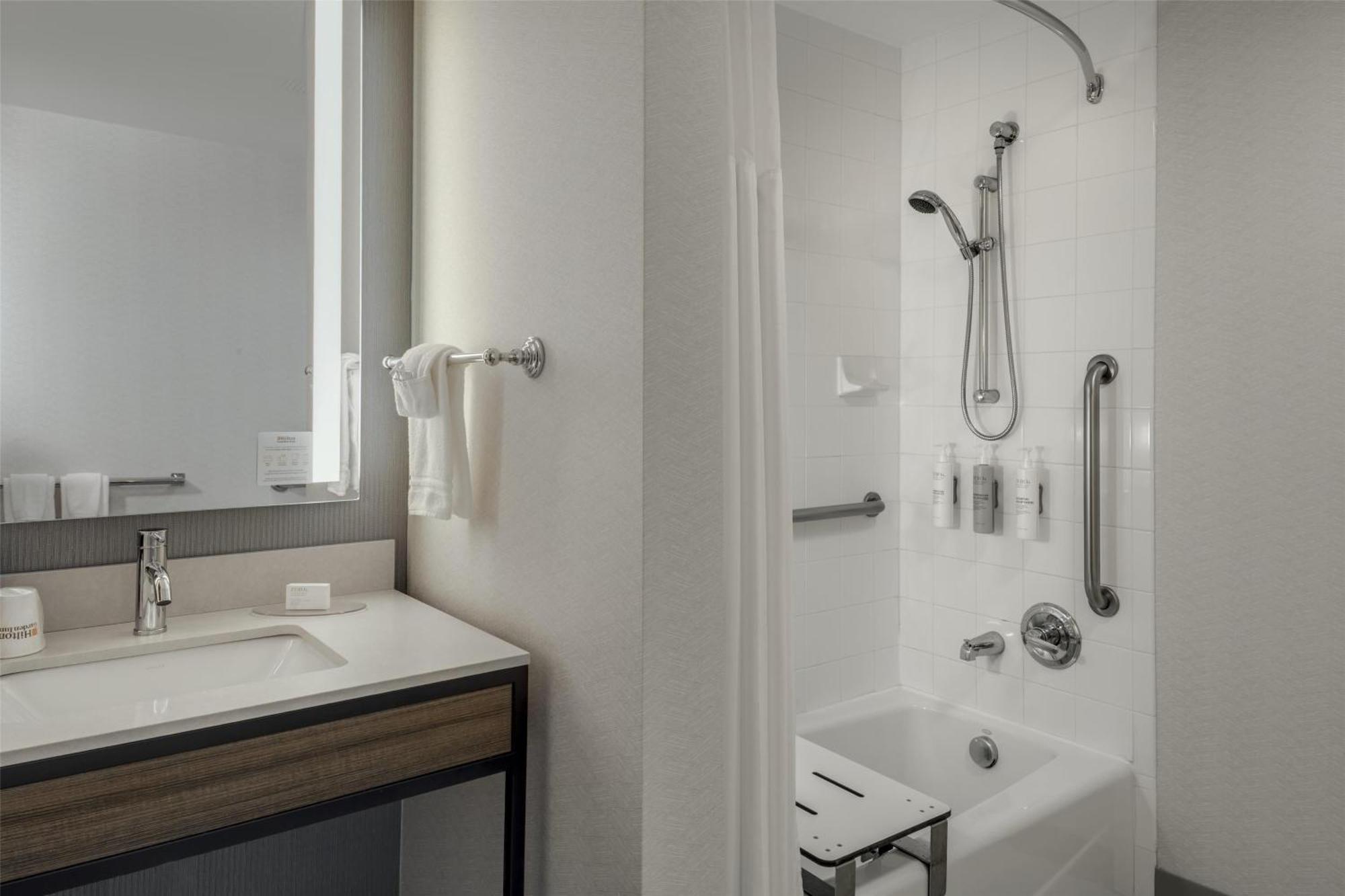 King Room Accessible Tub Mobility Access,1703552793:JPEG