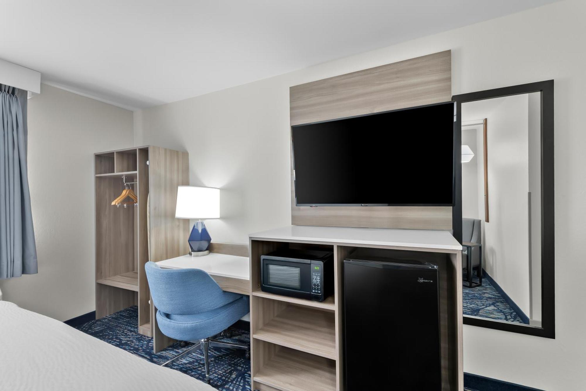 King Room with Roll-In Shower - Disability Access/Non Smoking