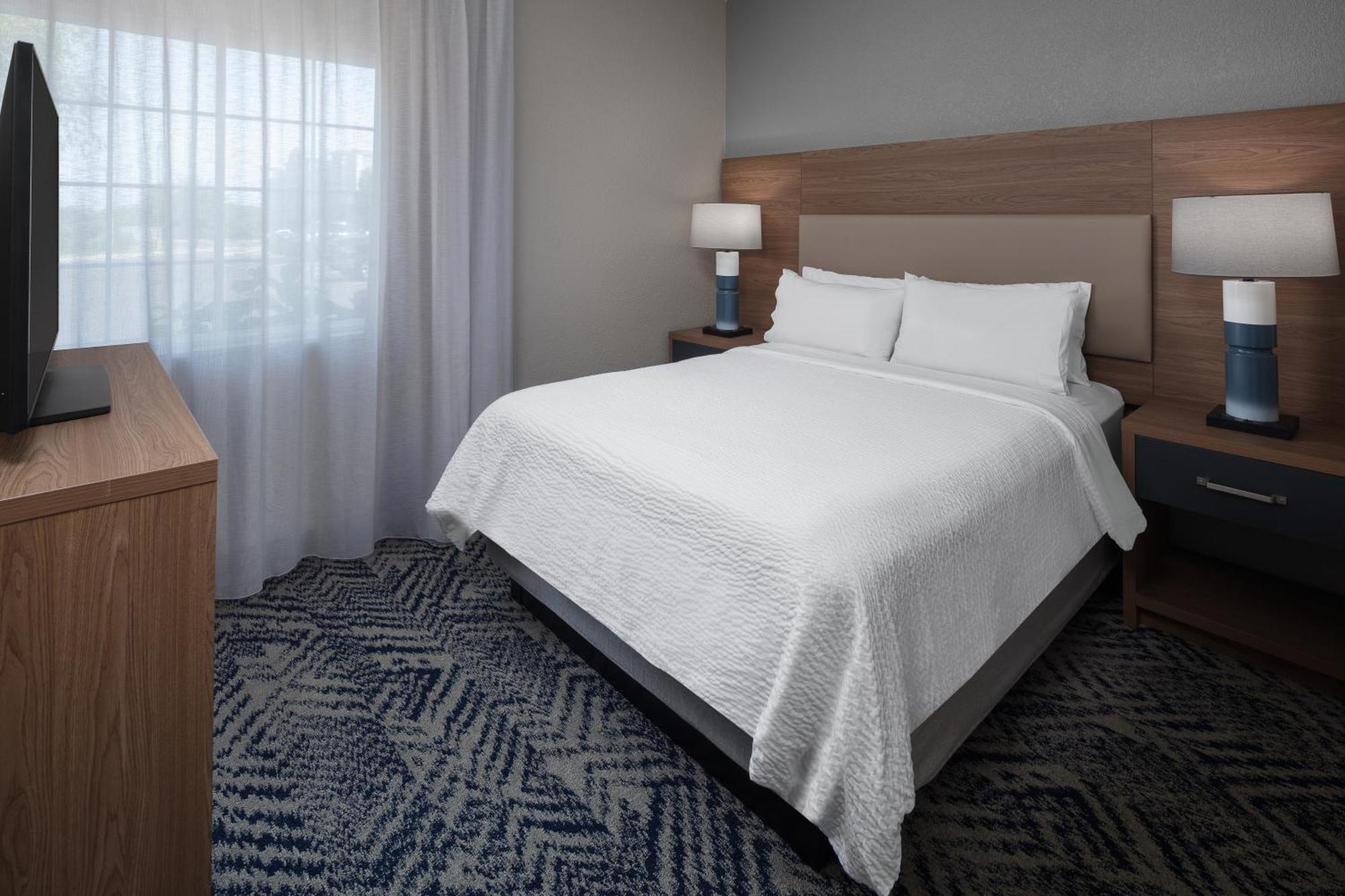 One-Bedroom Queen Suite - Low Floor