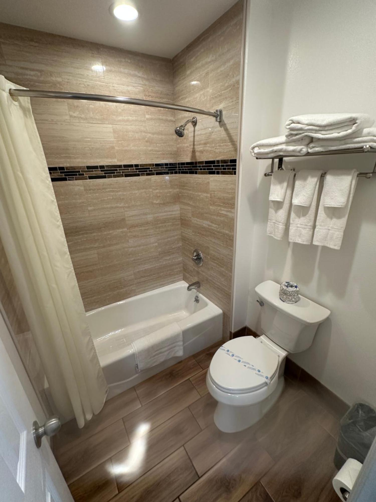 Deluxe Queen Suite