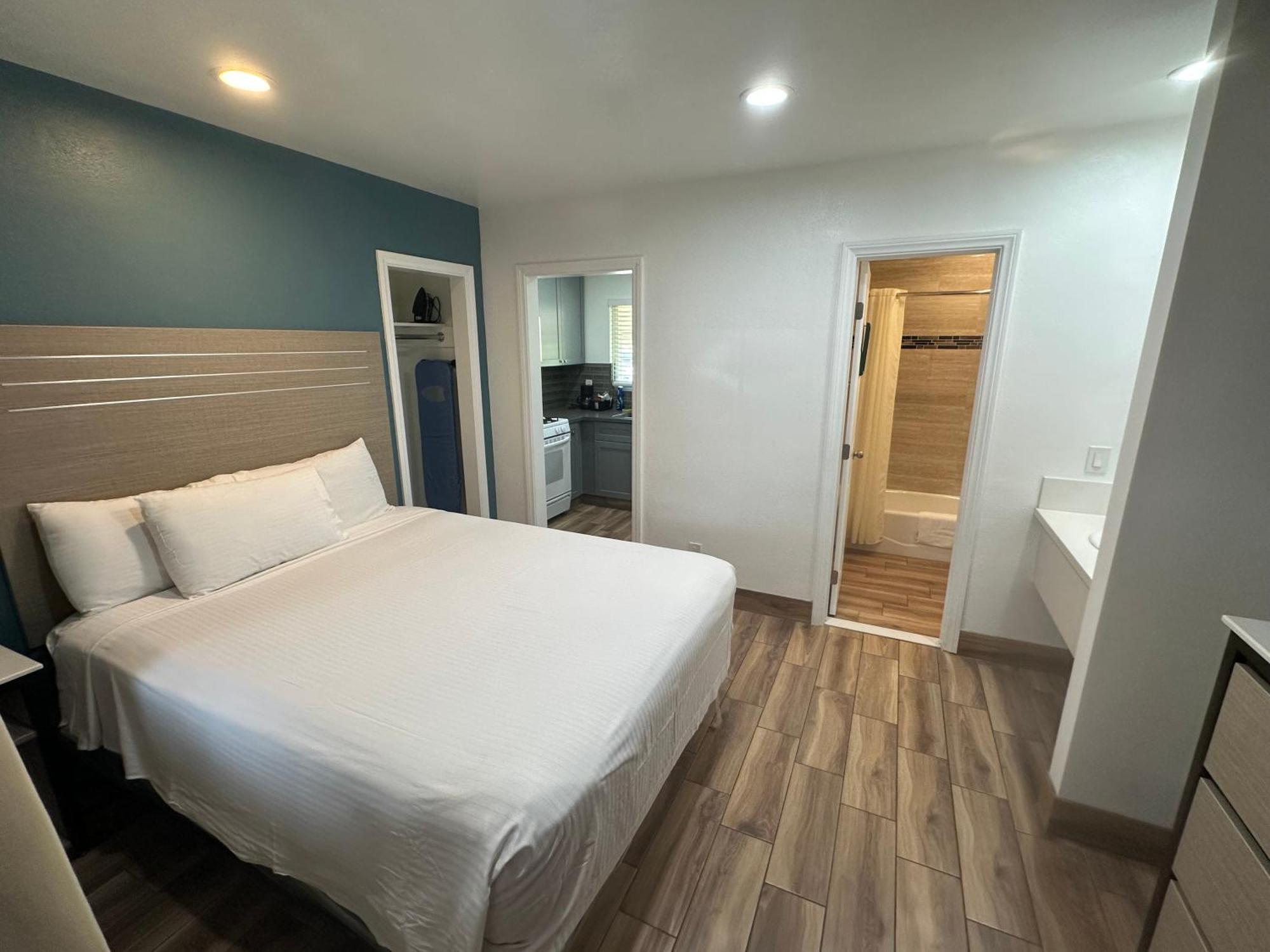 Deluxe Queen Suite