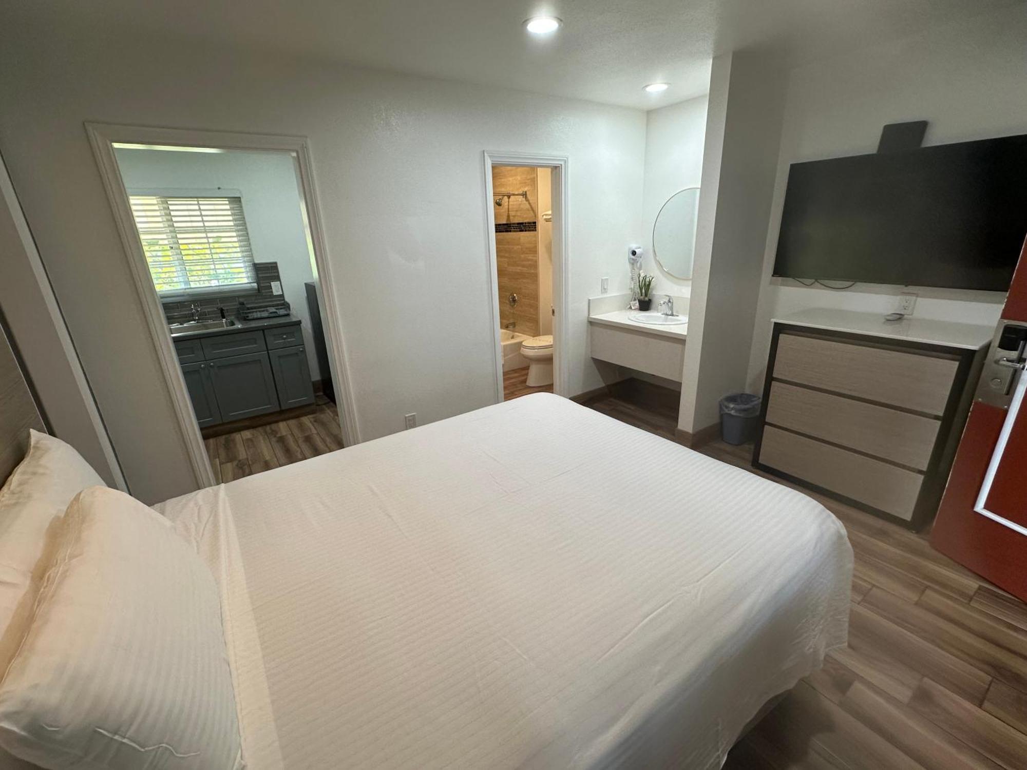 Deluxe Queen Suite