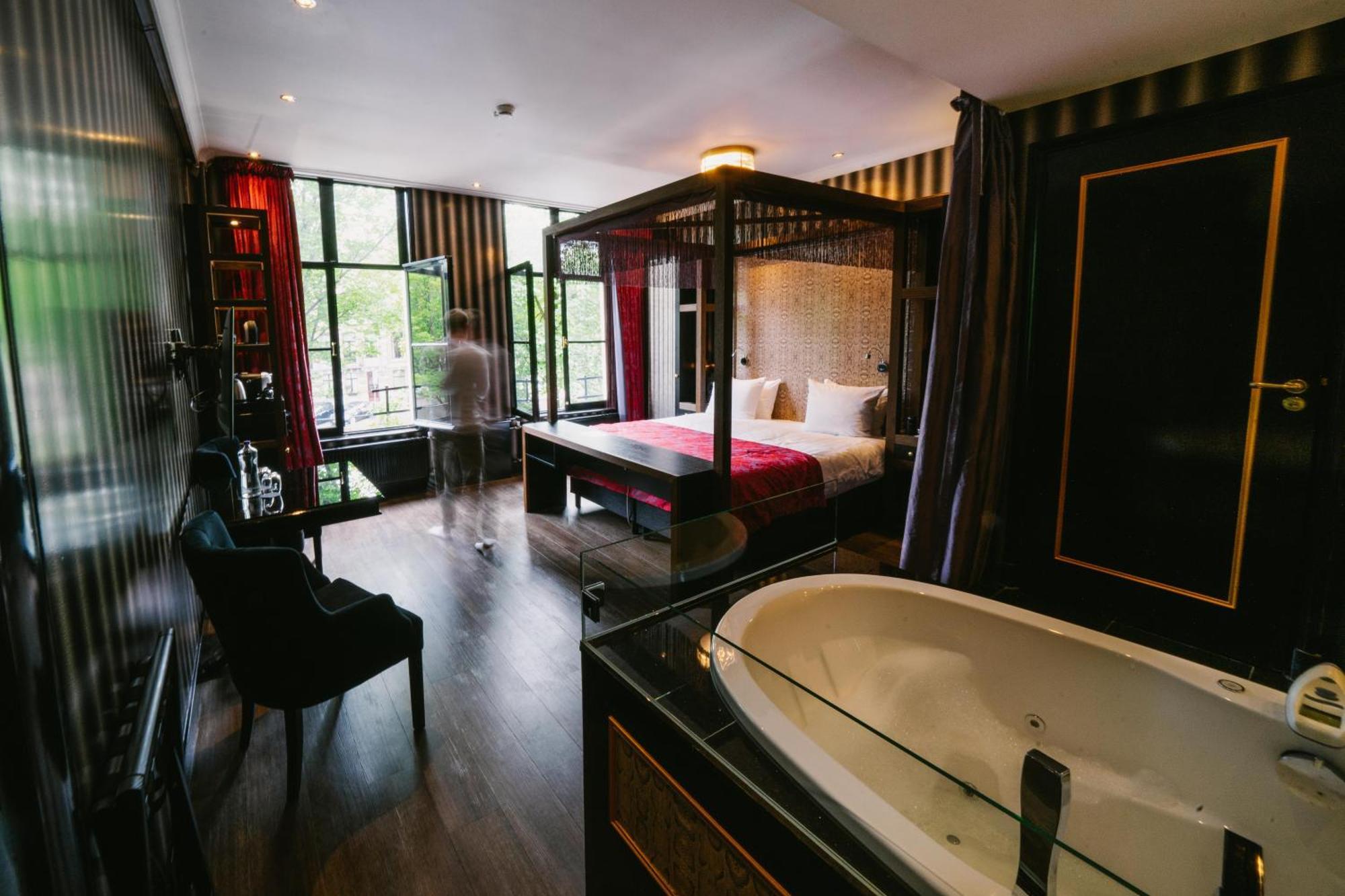 Superior Deluxe Room Canal View Spa Bath