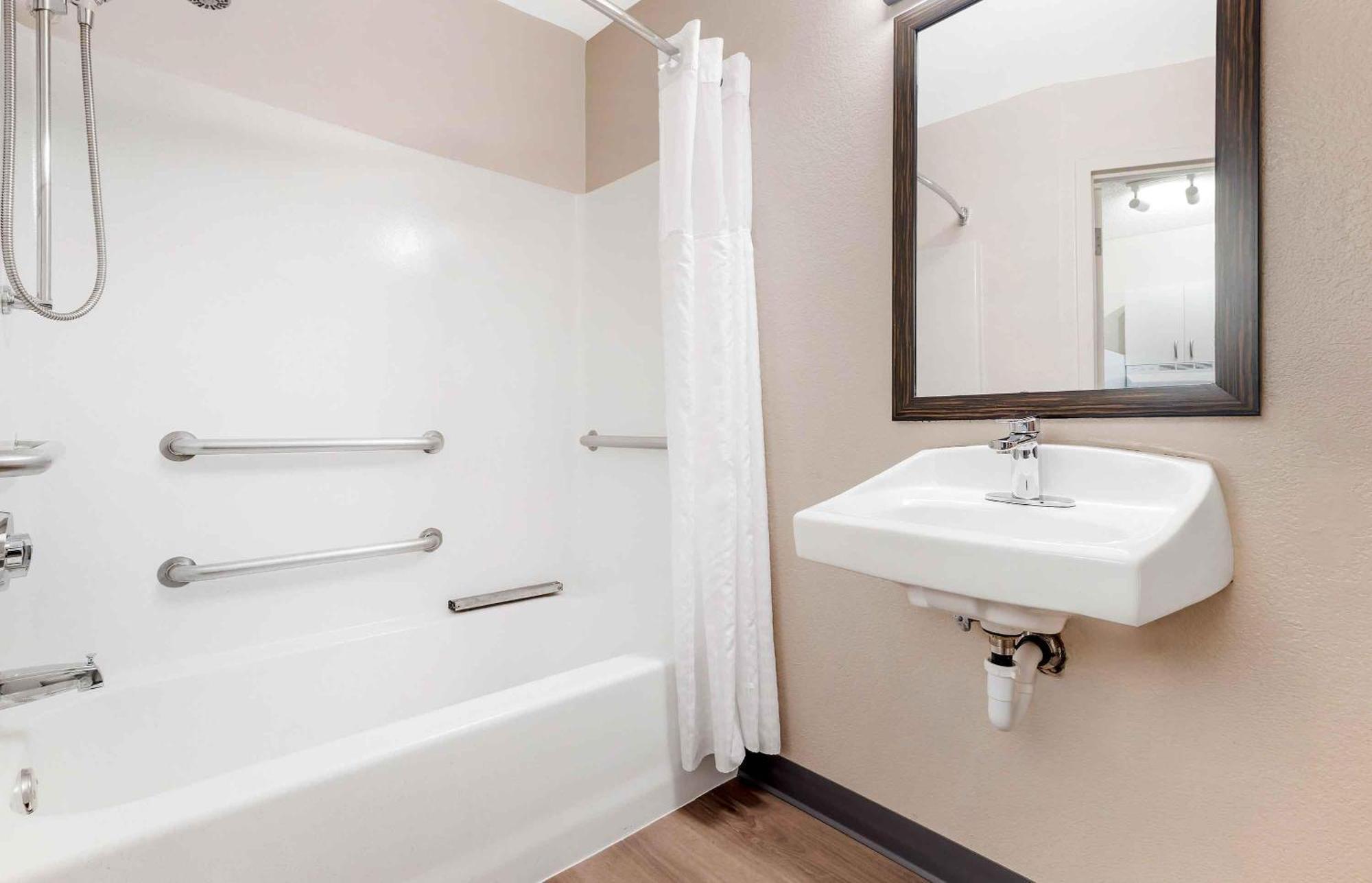 Queen studio 1 Queen Bed Disability Access or Non-Smoking
