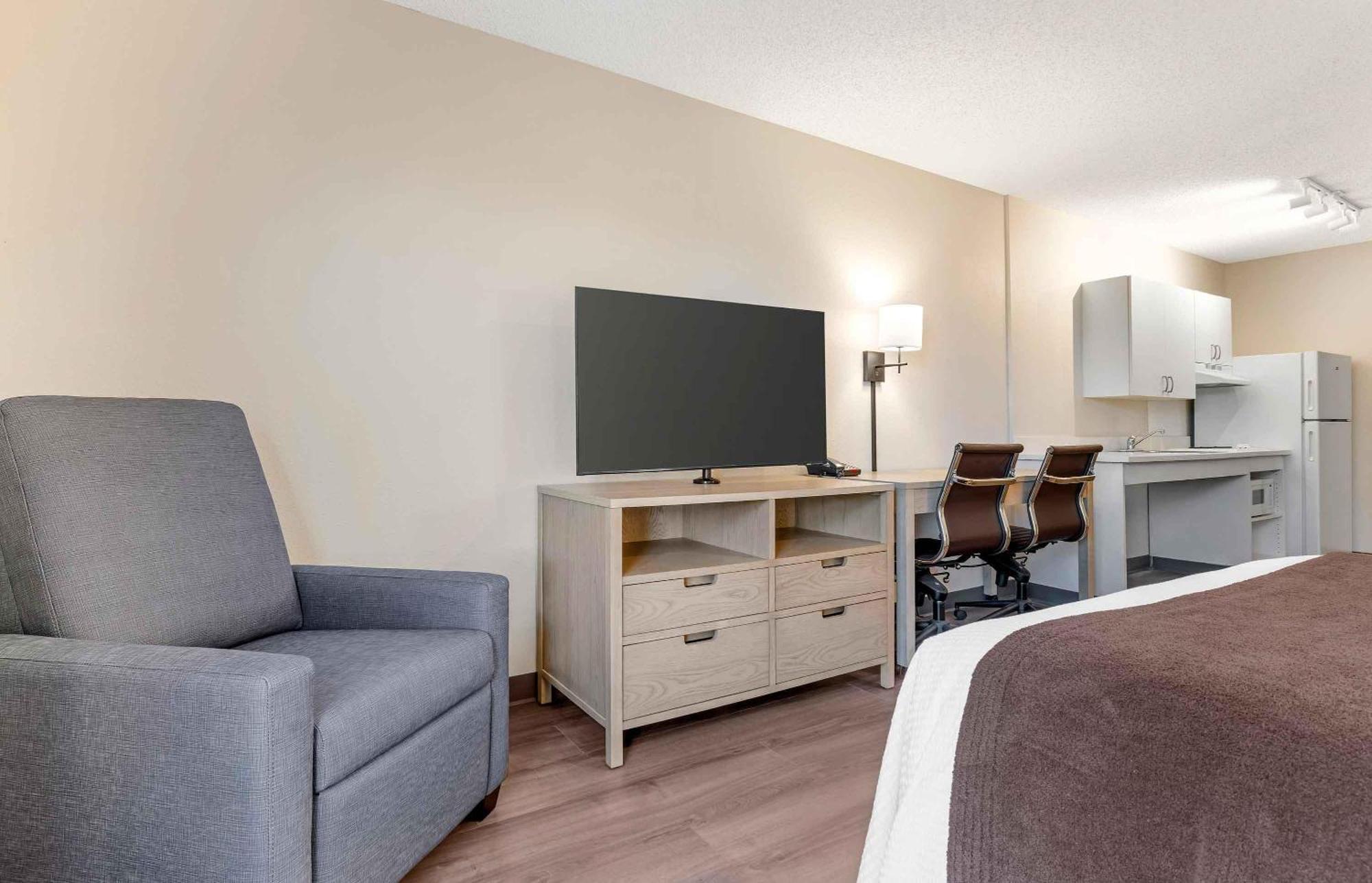 Queen studio 1 Queen Bed Disability Access or Non-Smoking