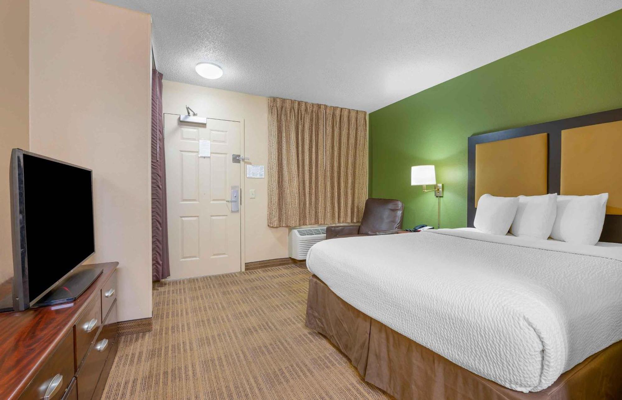 Queen Studio One Queen Bed Disability Access or Non-Smoking