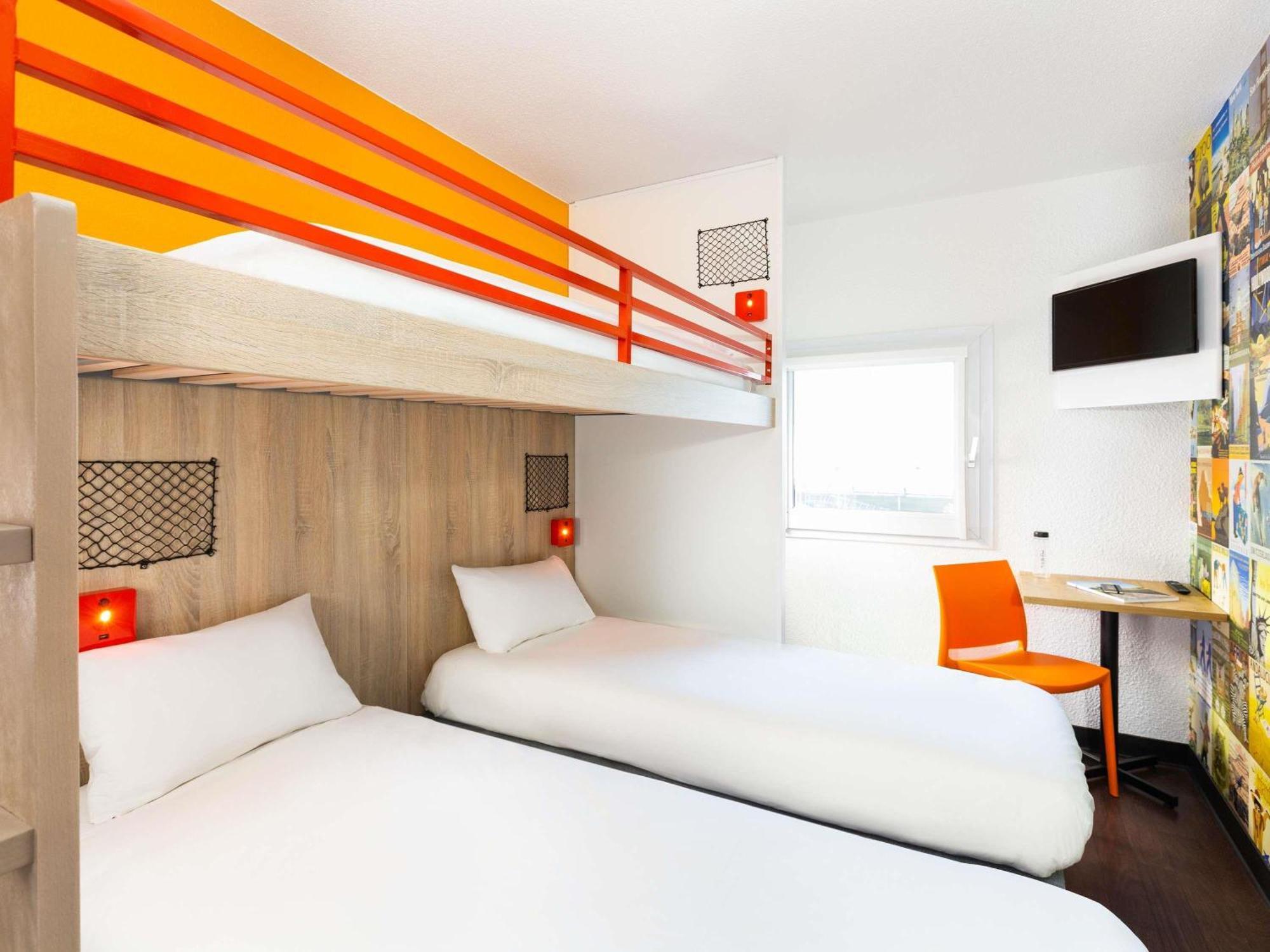 Chambre Break avec 3 Lits Simples Superposés et Salle de Bains Commune