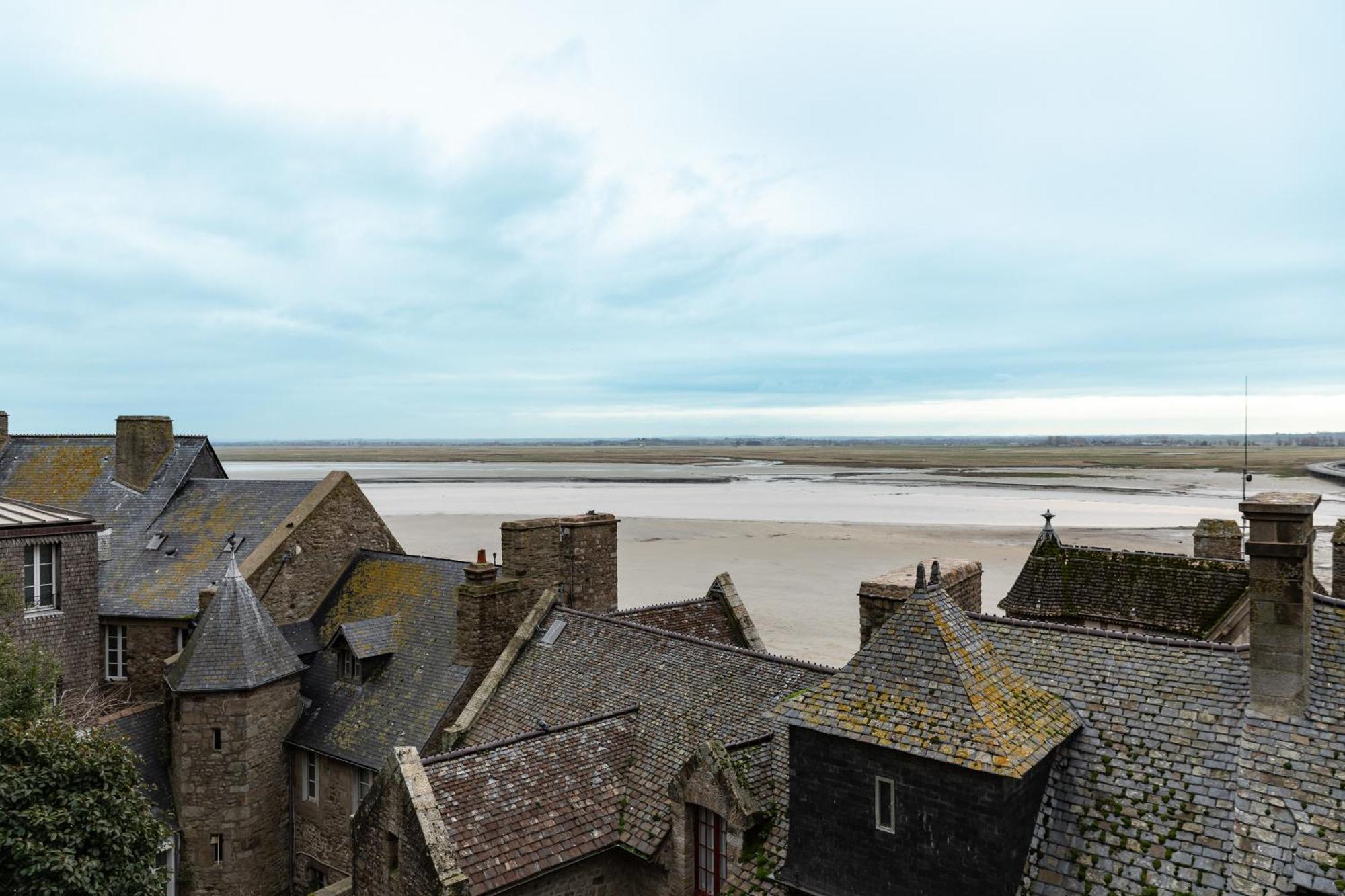 Double or Twin Room Bay Mont-Saint-Michel View Red House