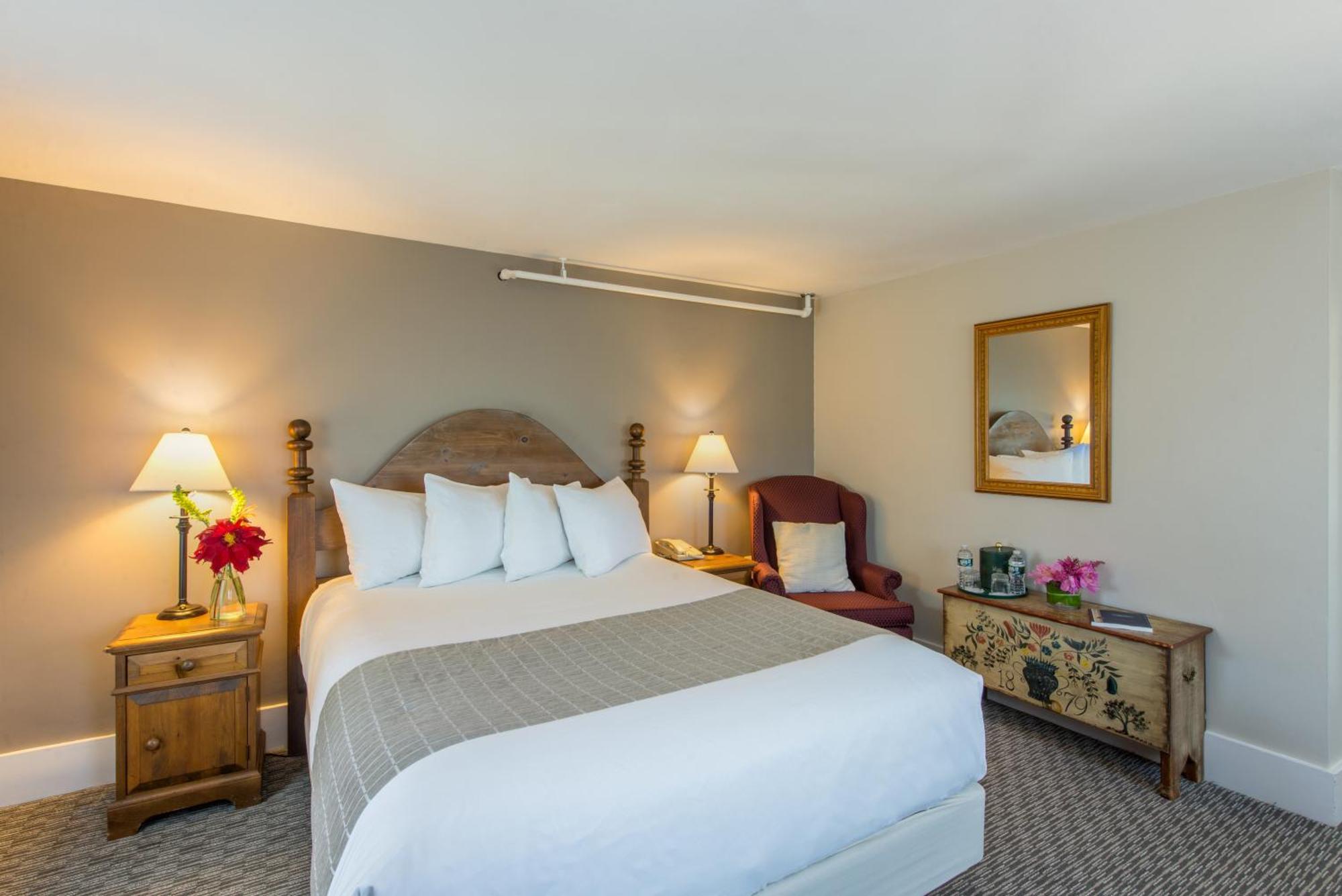 Mountain View Room One Queen Bed