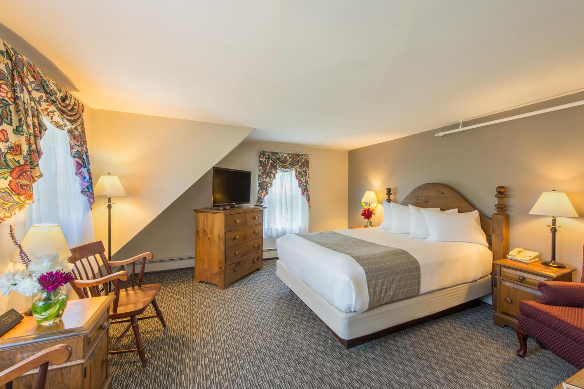 Mountain View Room One Queen Bed