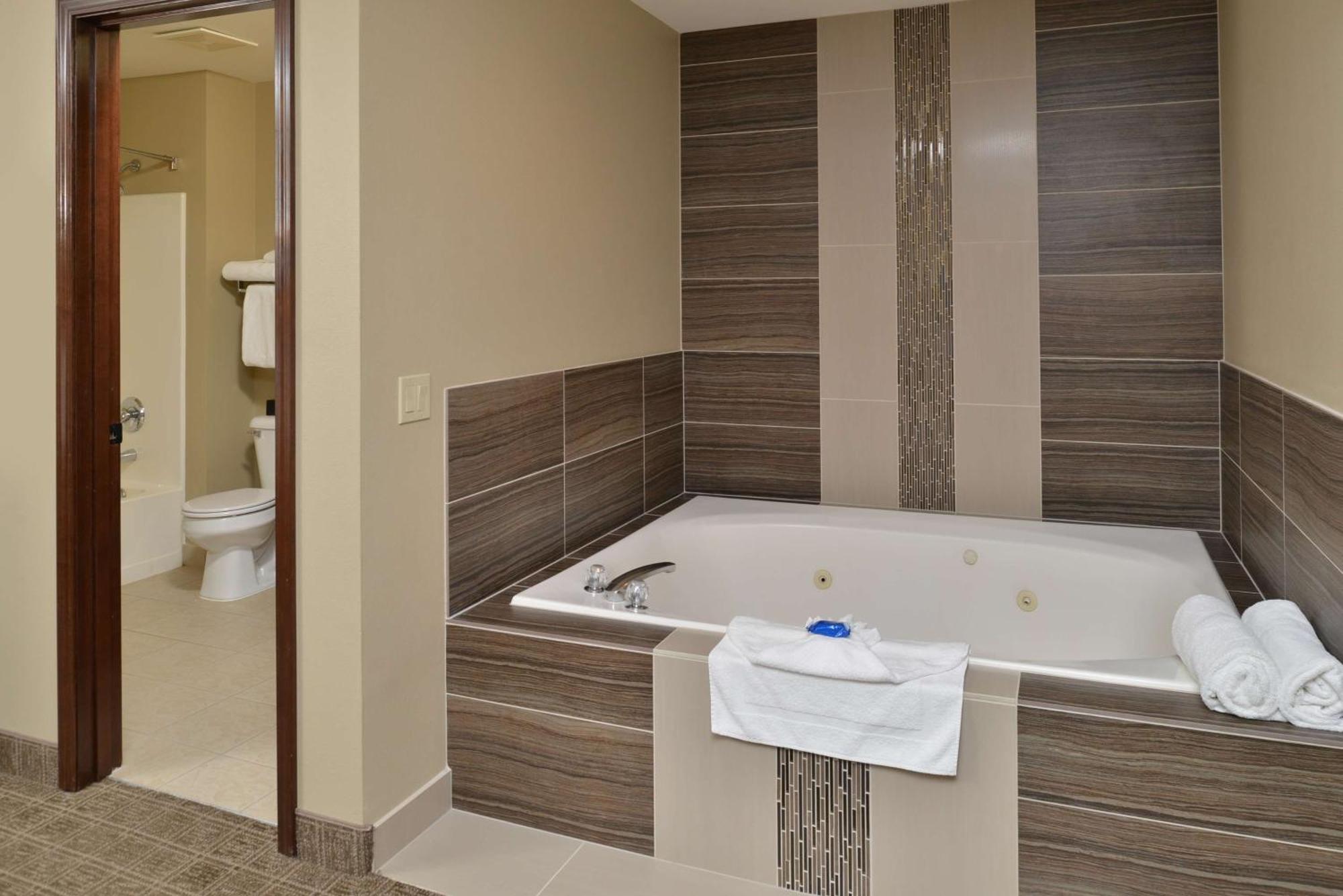 King Suite Whirlpool Non-Smoking