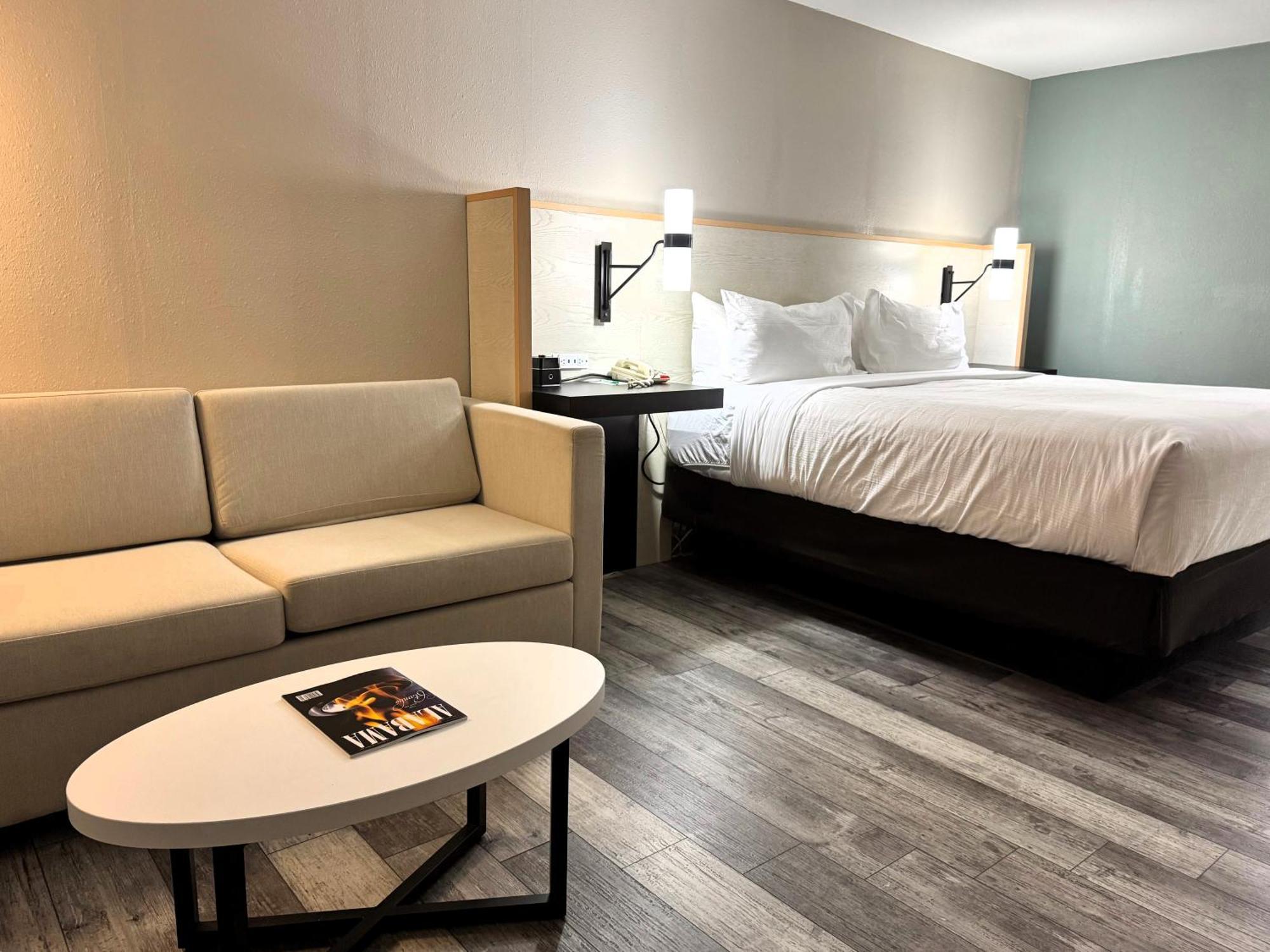 King Room with Roll-In Shower - LAKEVIEW