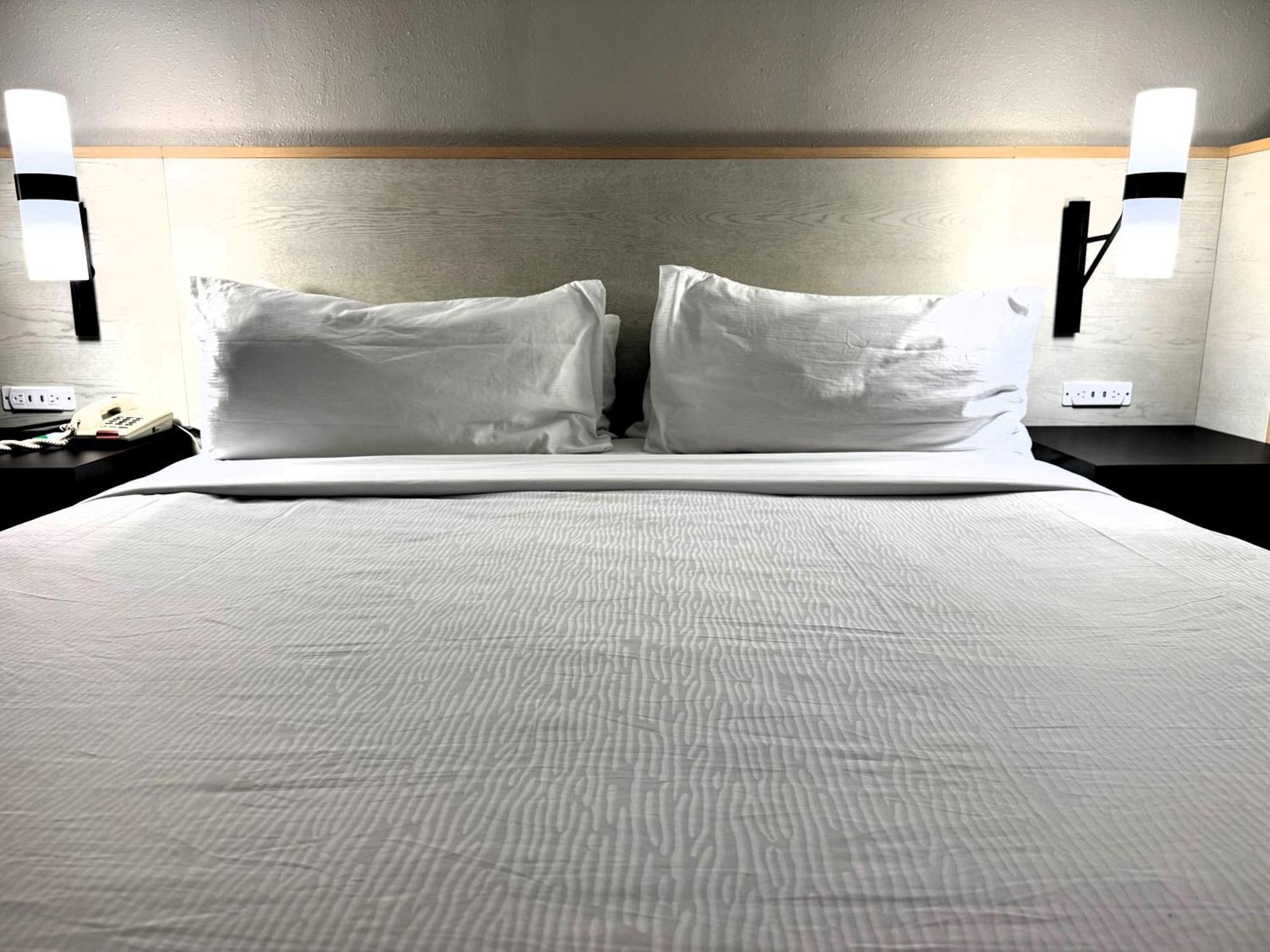 Queen Room - LAKEVIEW