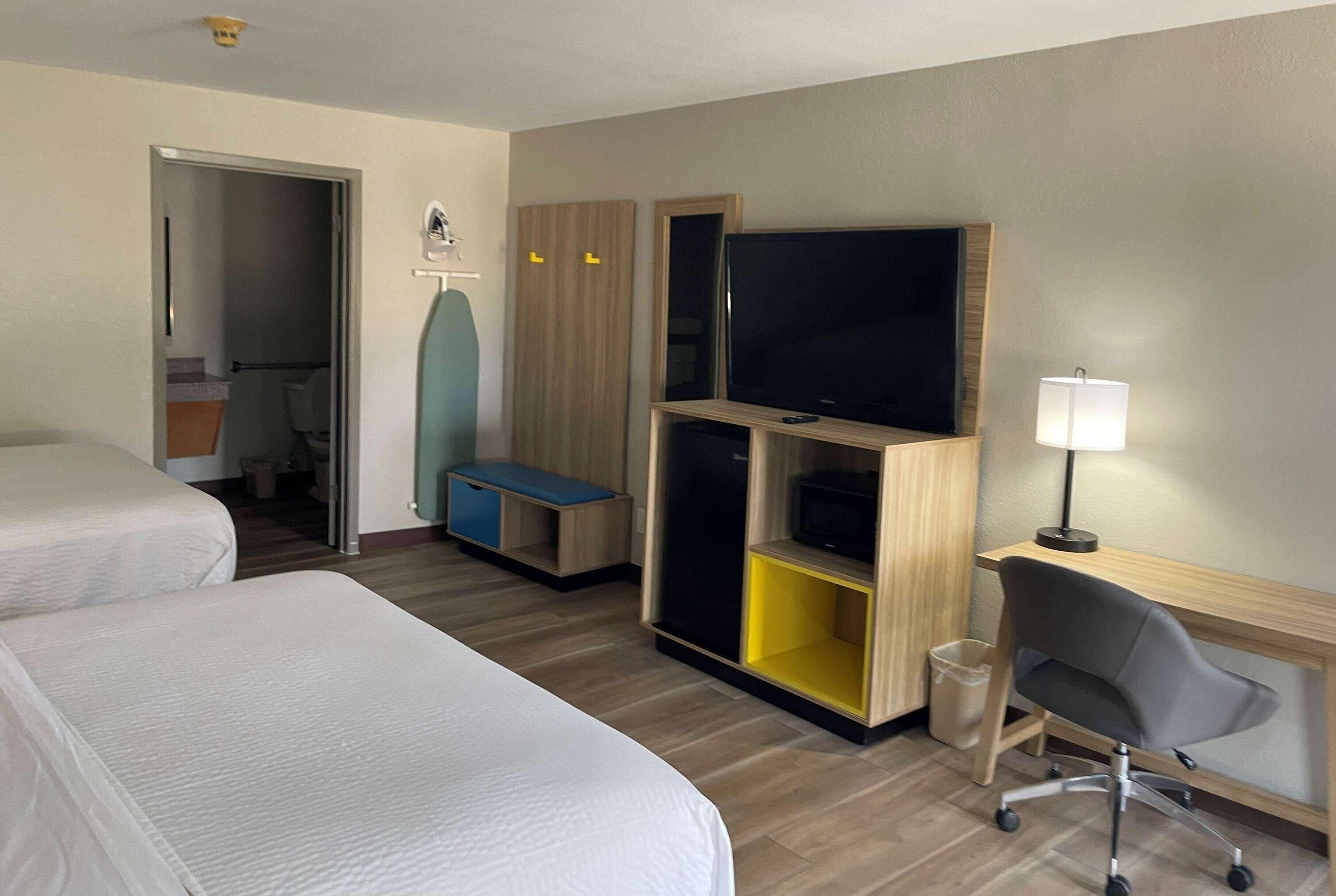Queen Room Two Queen Beds Non-Smoking
