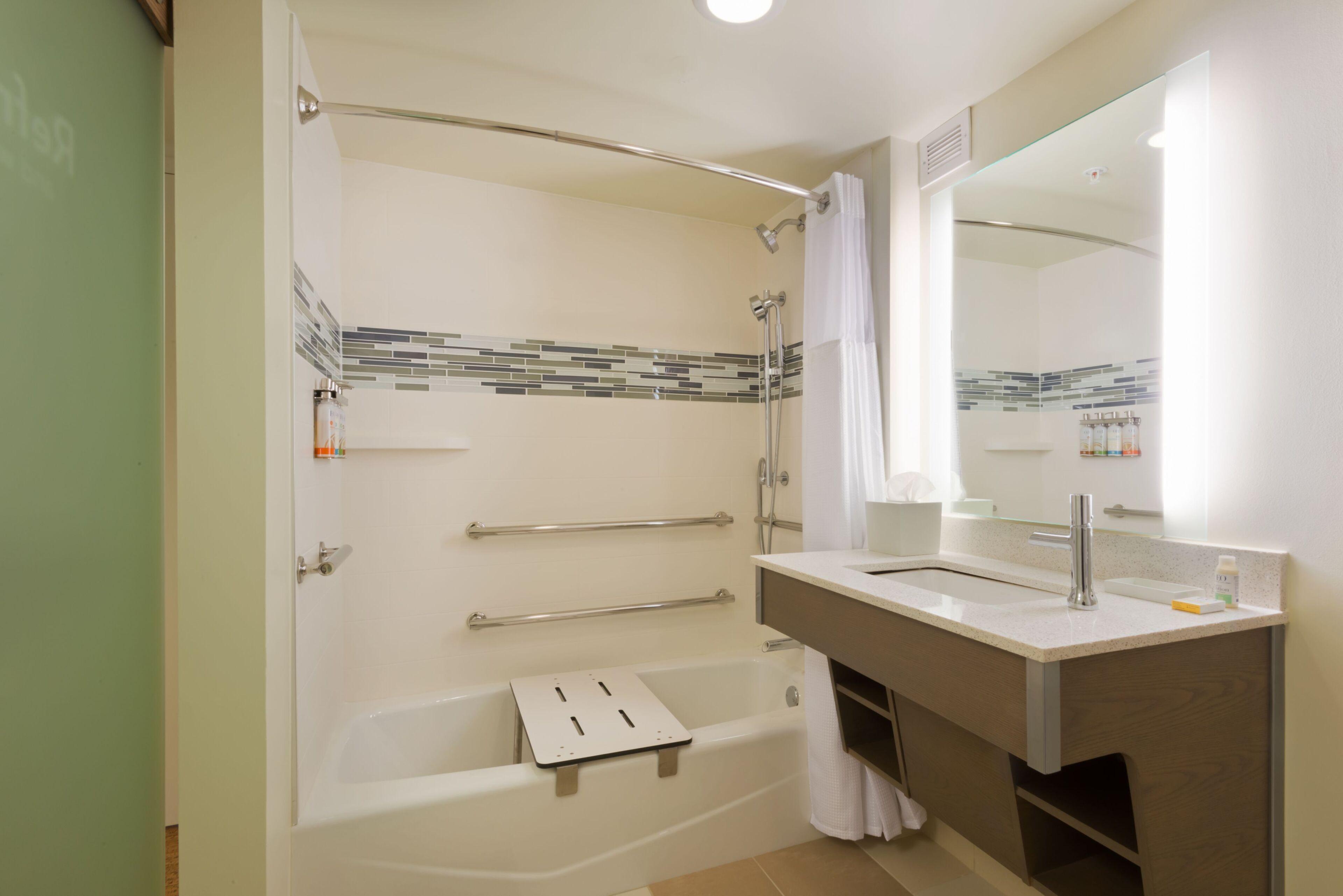 King Room Mobility Access Tub or Non-Smoking