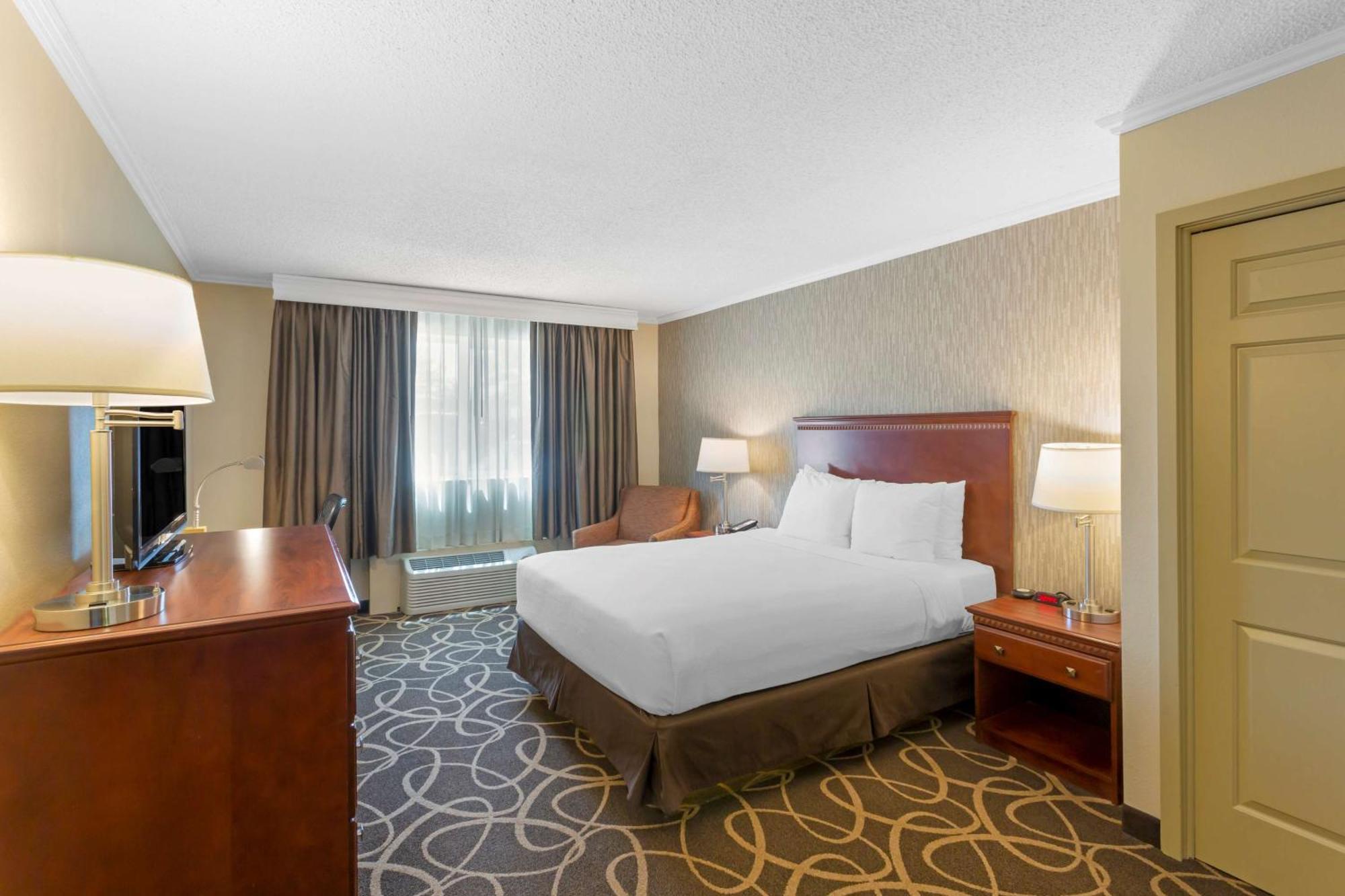 King Room with Roll-In Shower - Disability Access