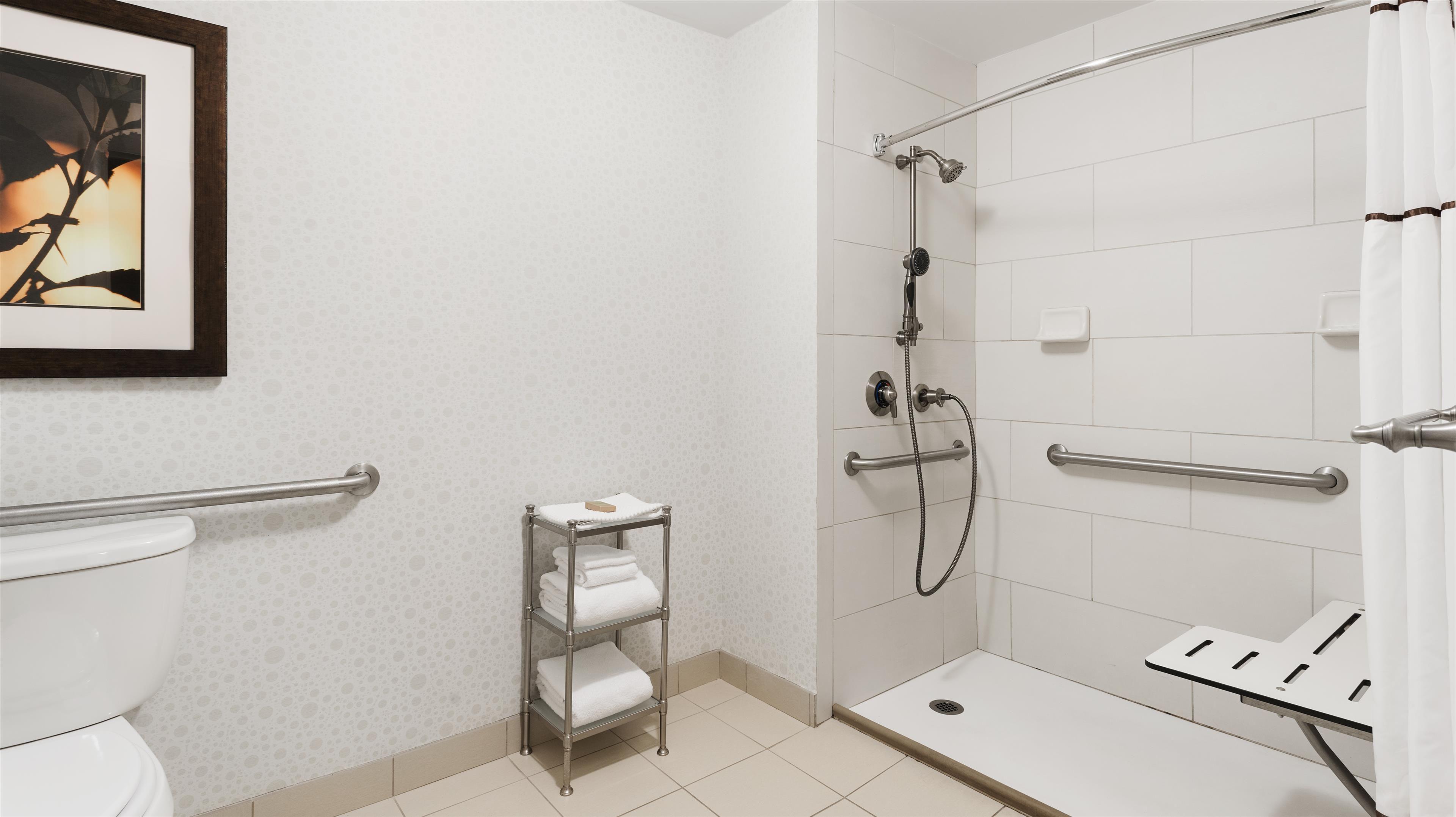 King Suite Wet Bar Tub Mobility Accessible