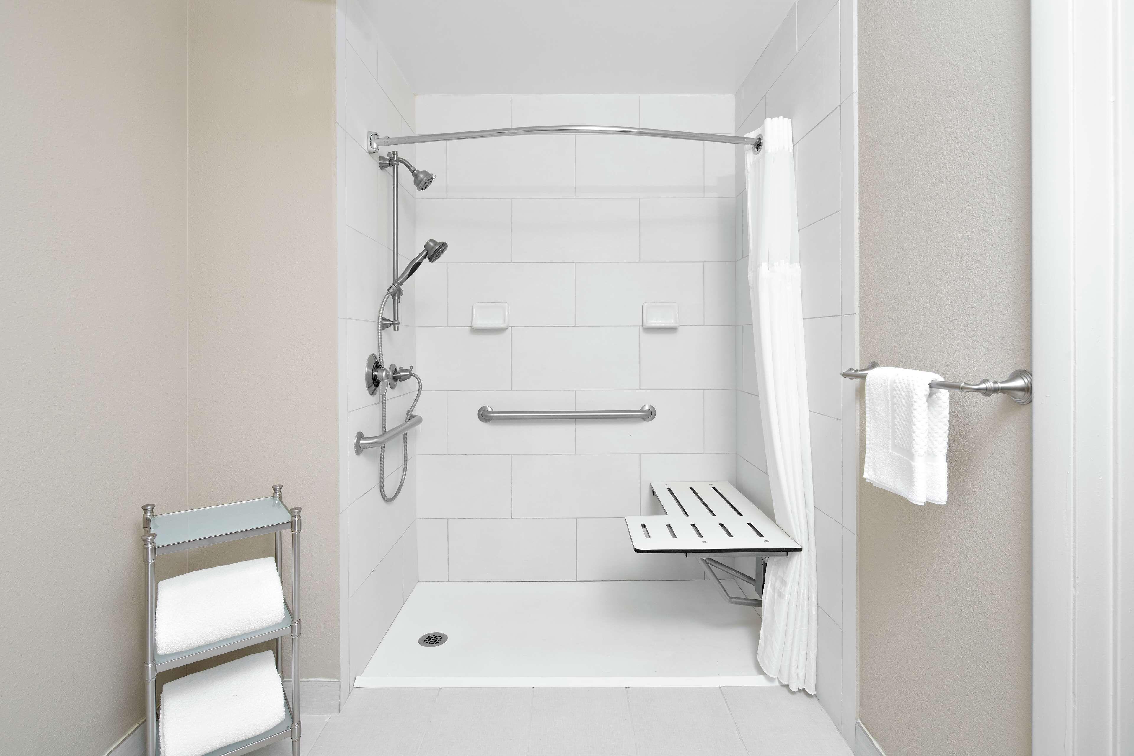King Suite Wet Bar Tub Mobility Accessible