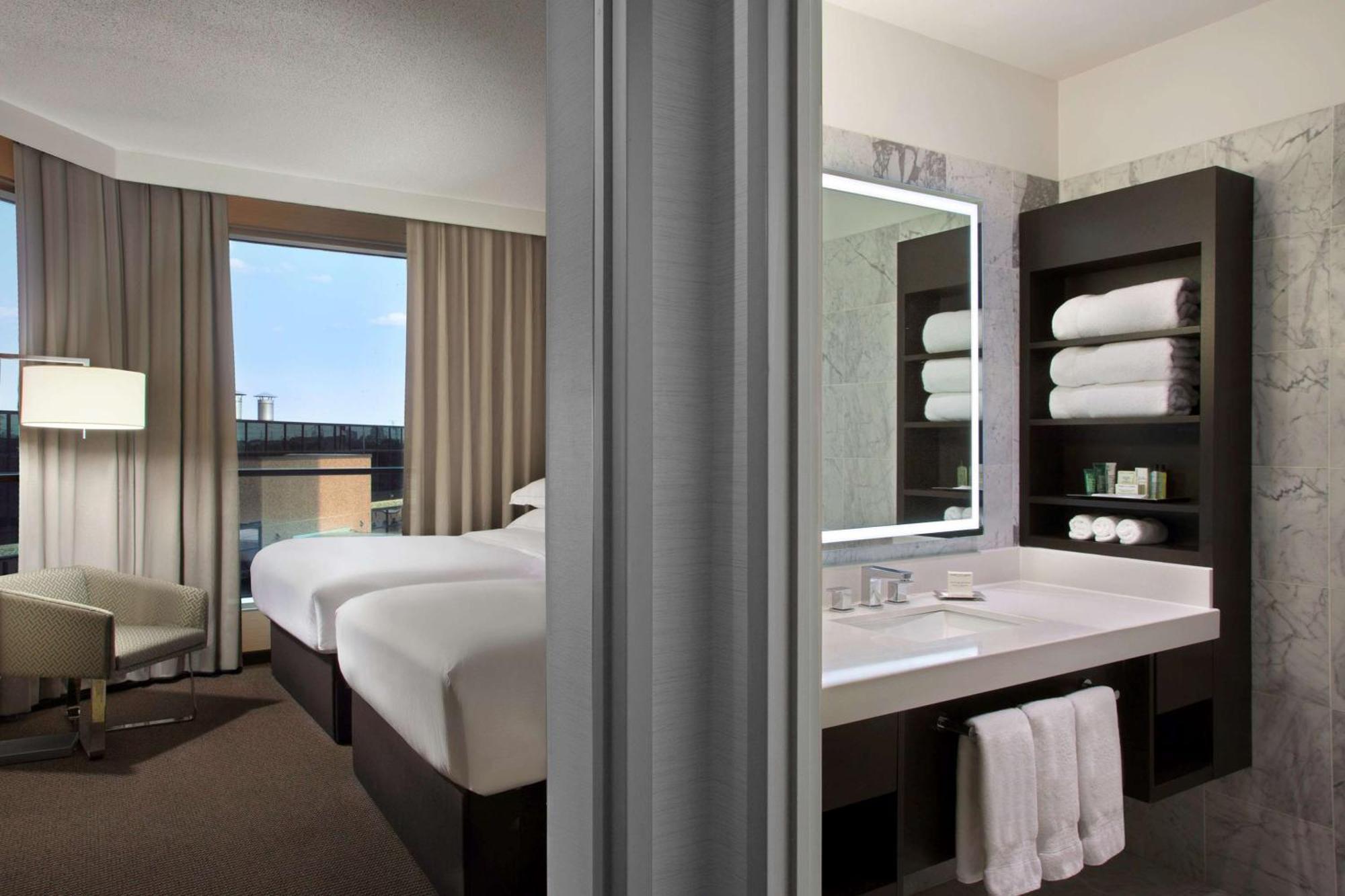 One-Bedroom Corner Suite Two Double Beds