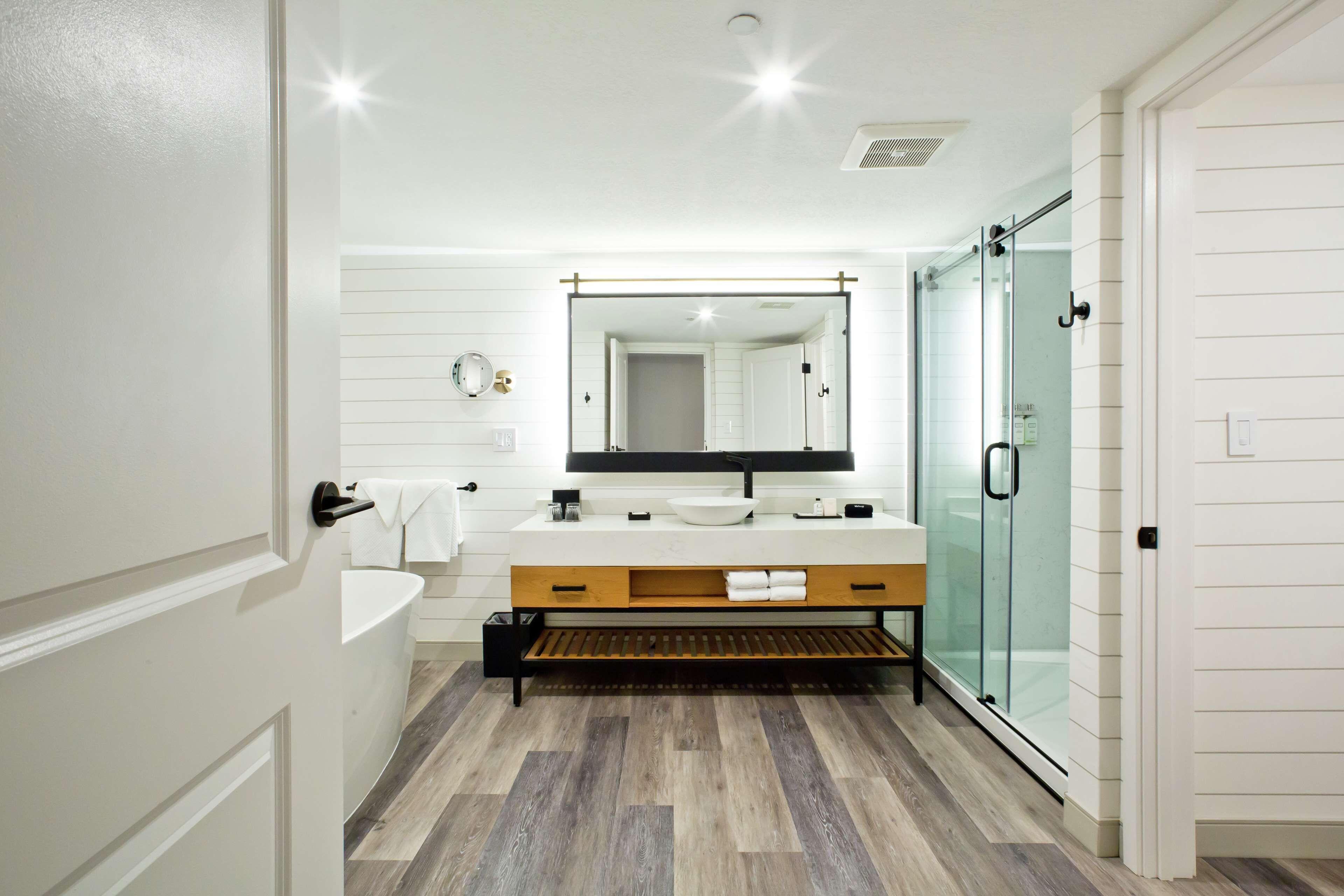 Corner Junior Suite Soak Tub