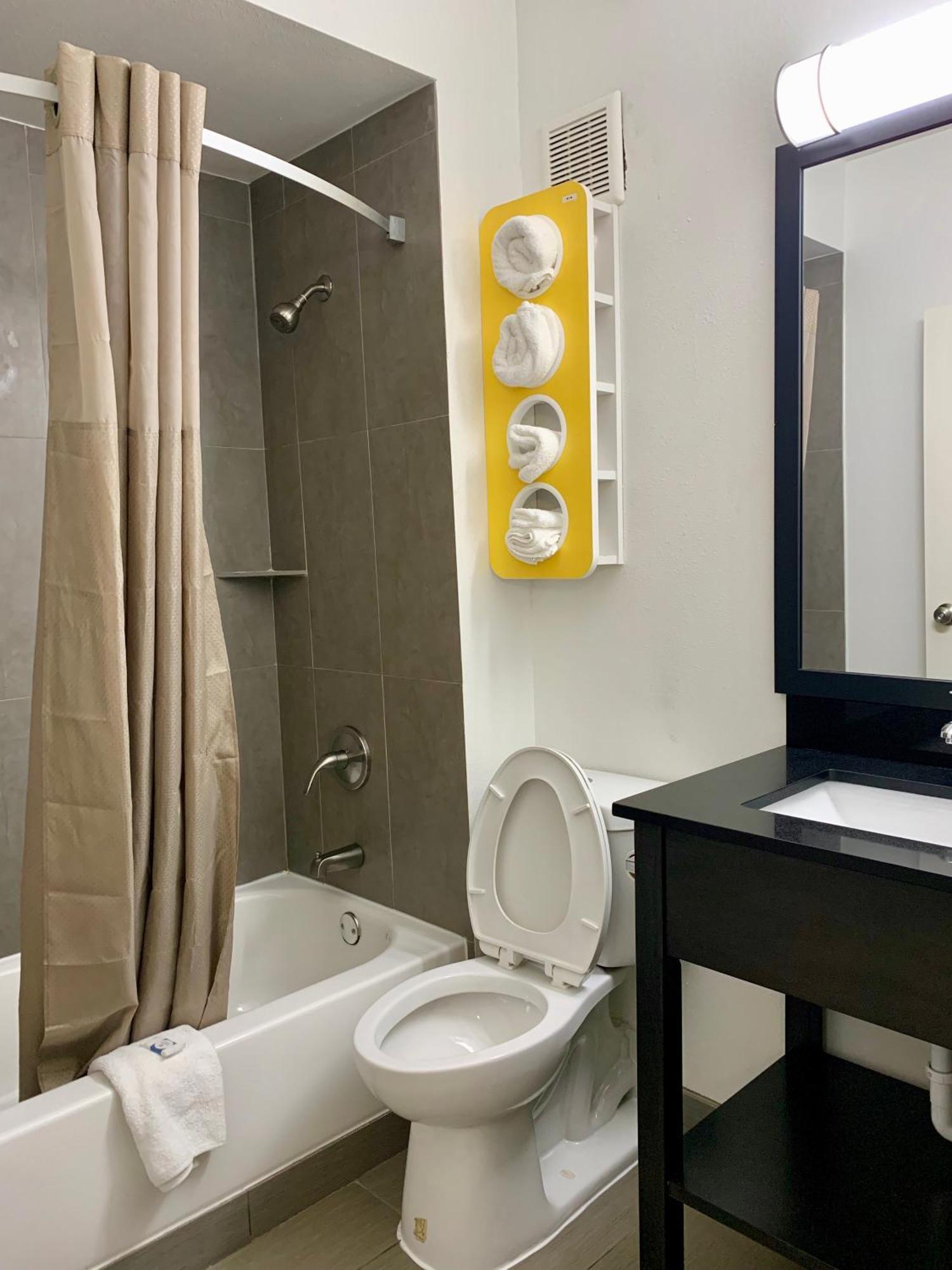 1 King Bed | Non-Smoking