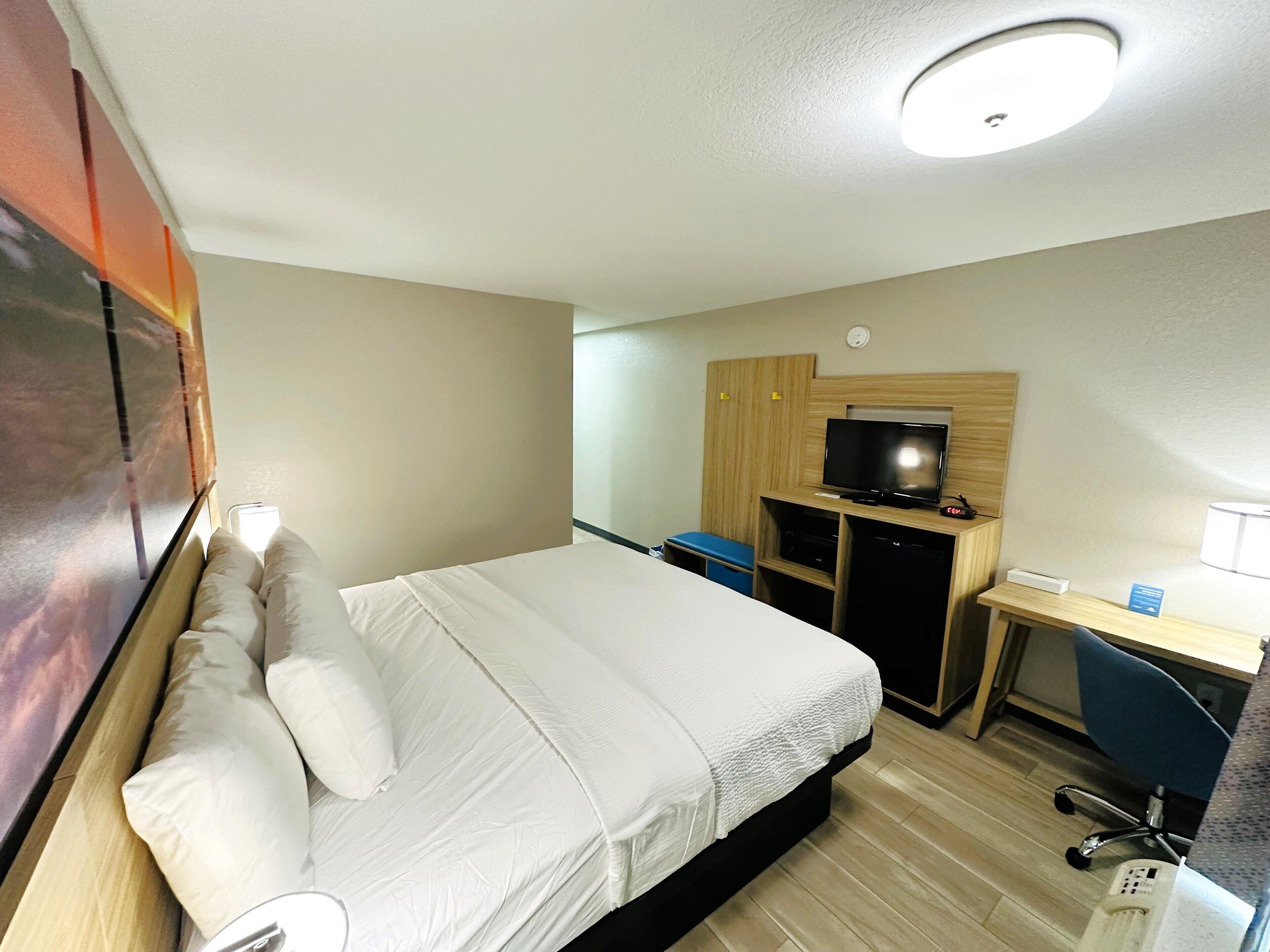 King Room Bath Tub Mobility Accessible or Non-Smoking
