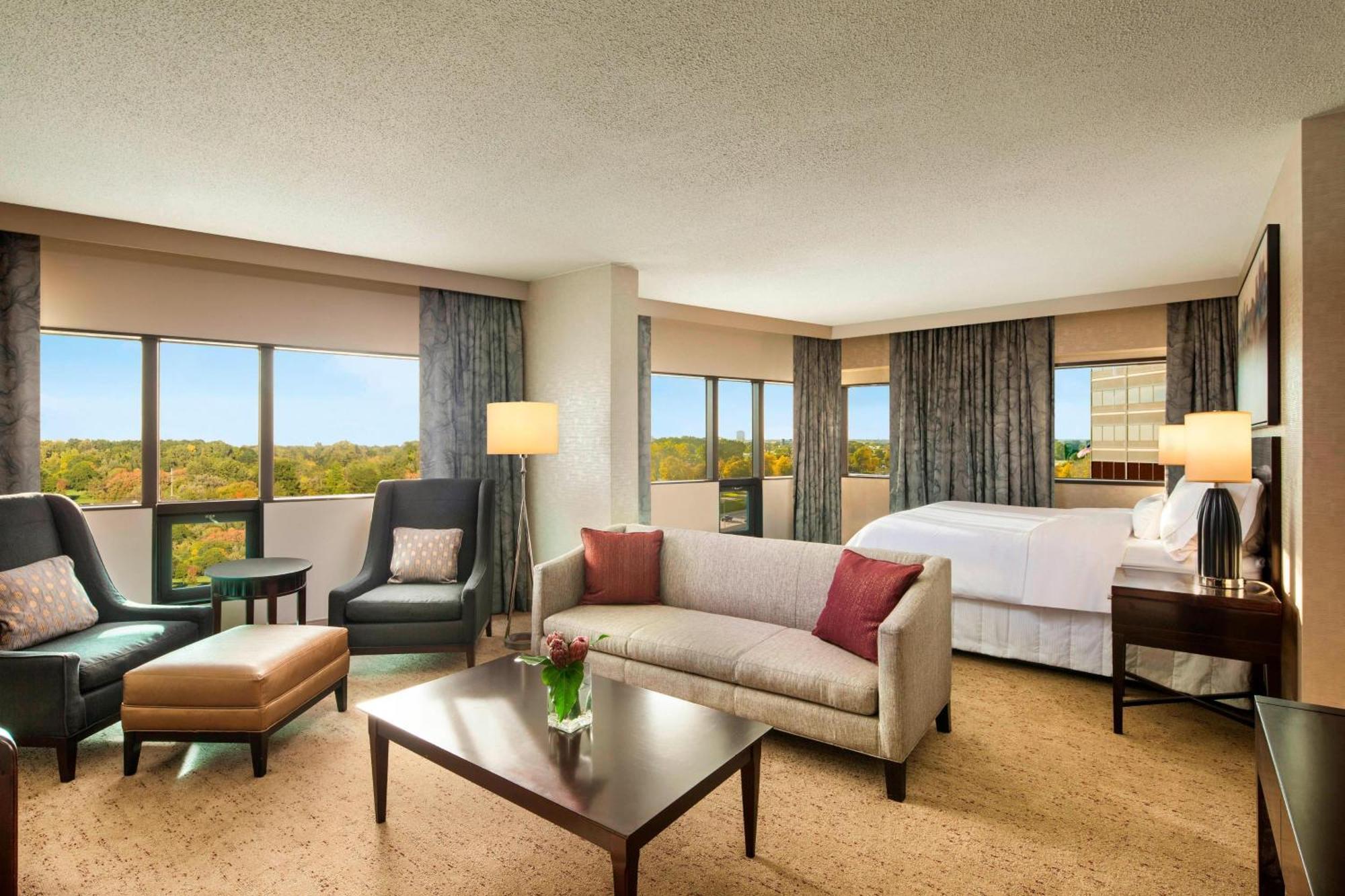 1 Bedroom Suite 1 King Sofa bed Corner room