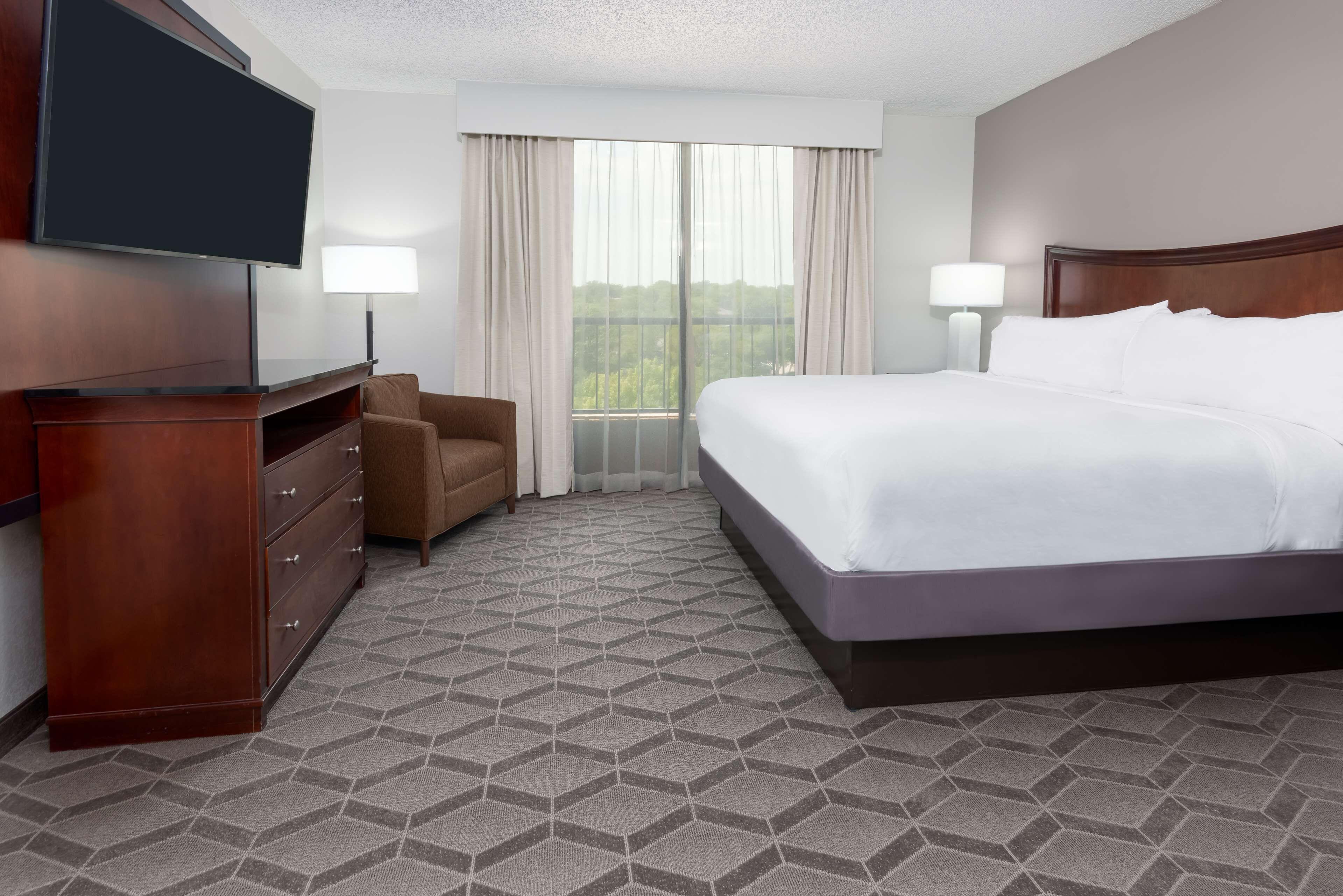 One-Bedroom King Suite Roll Shower Mobility Access or Non-Smoking