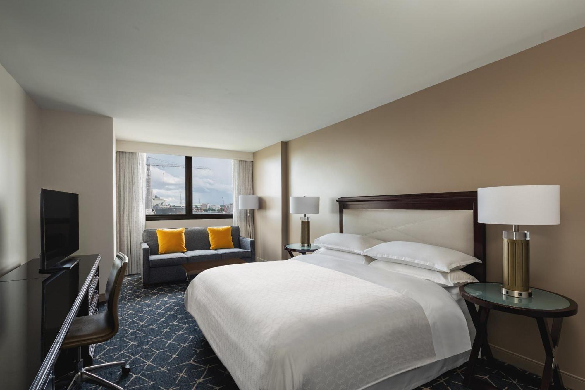 Deluxe King Room City View Hearing Accessible