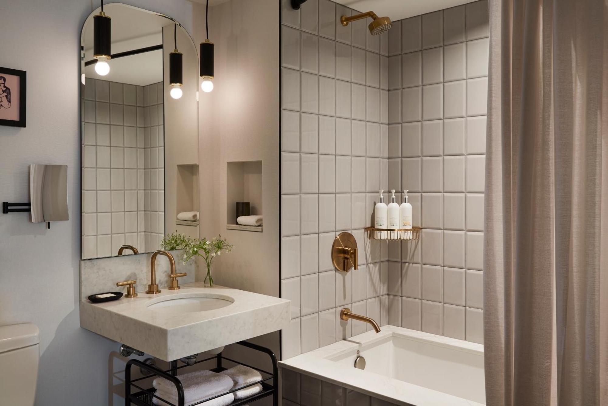 Essential Queen Room Two Queen Beds Walk Shower