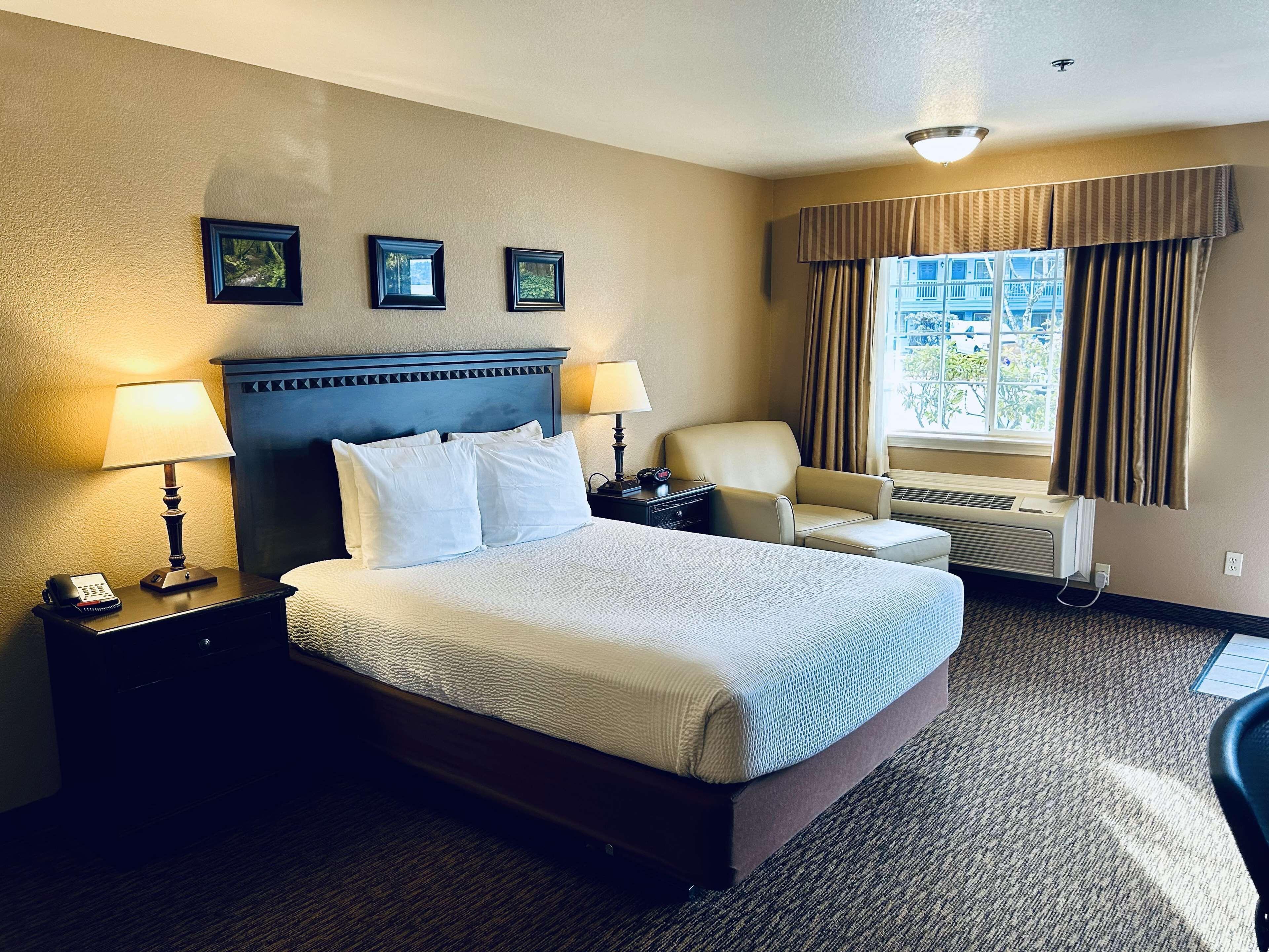 Queen Room Walk Shower Mobility Access or Communication Assistance or Non-Smoking