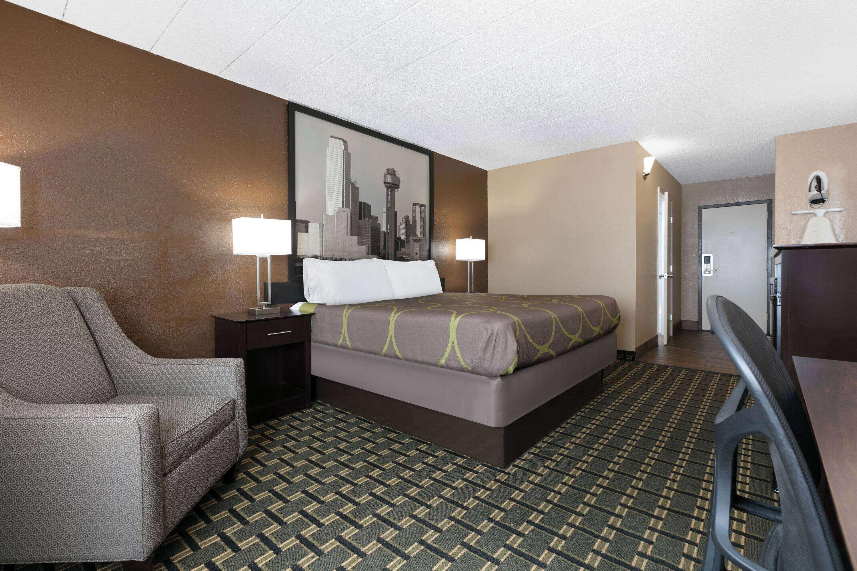 King Room Bath Tub Mobility Accessible or Non-Smoking