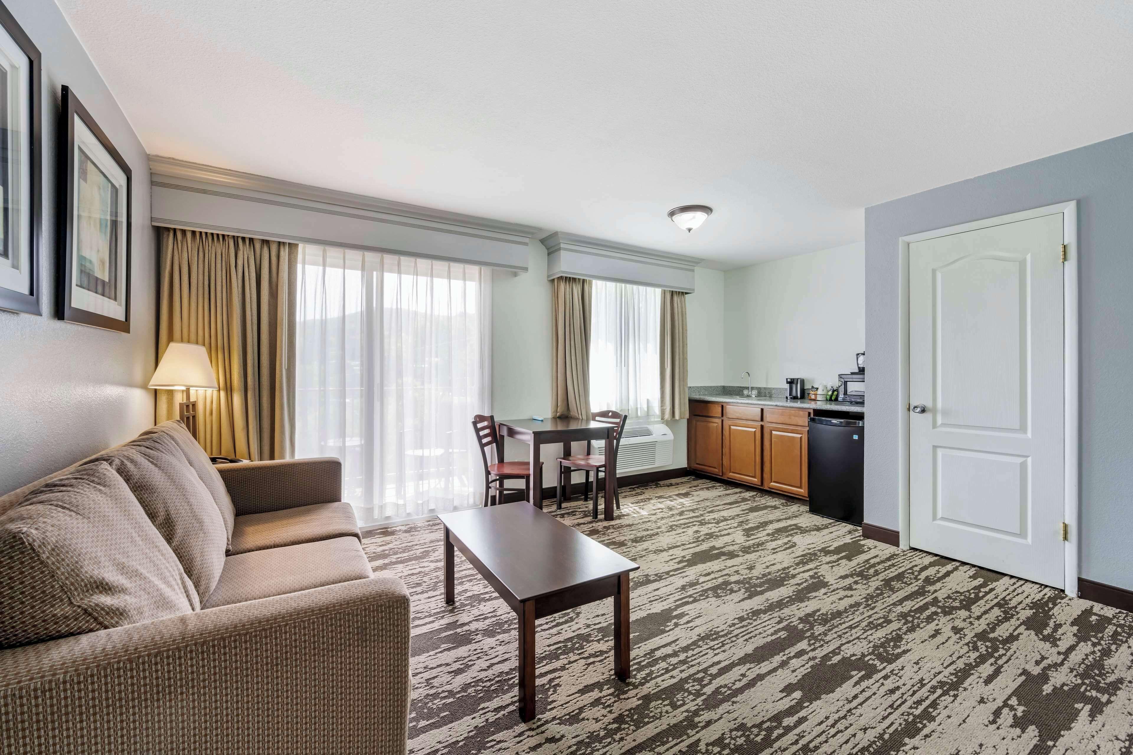 Two-Bedroom Queen Suite Two Queen Beds Sofa Bed Balcony Upstairs or Non-Smoking