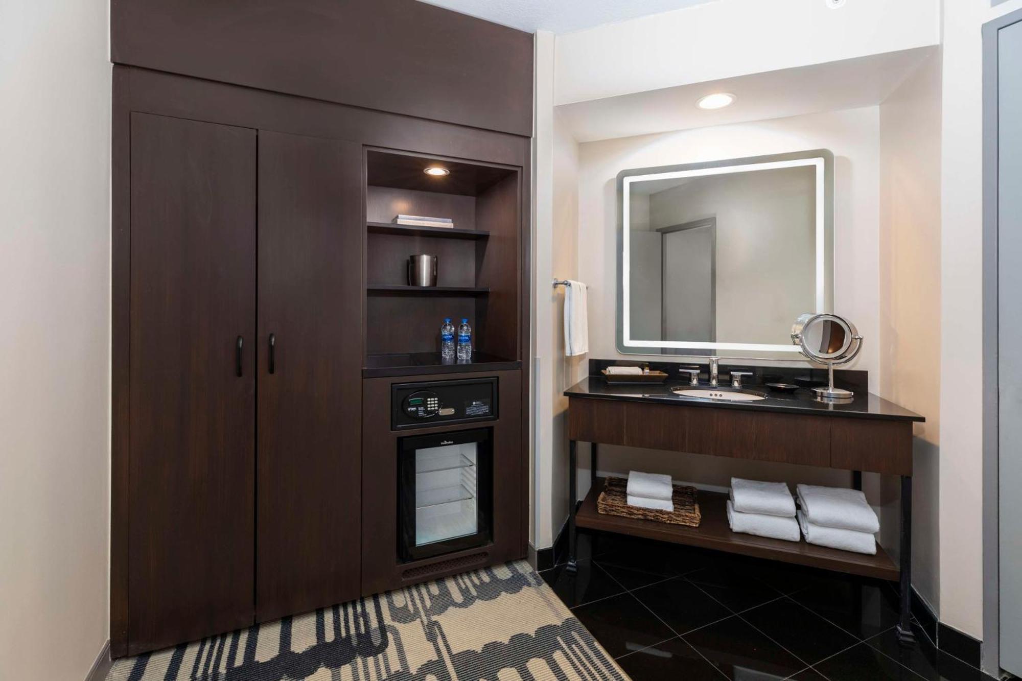 Corner King Room