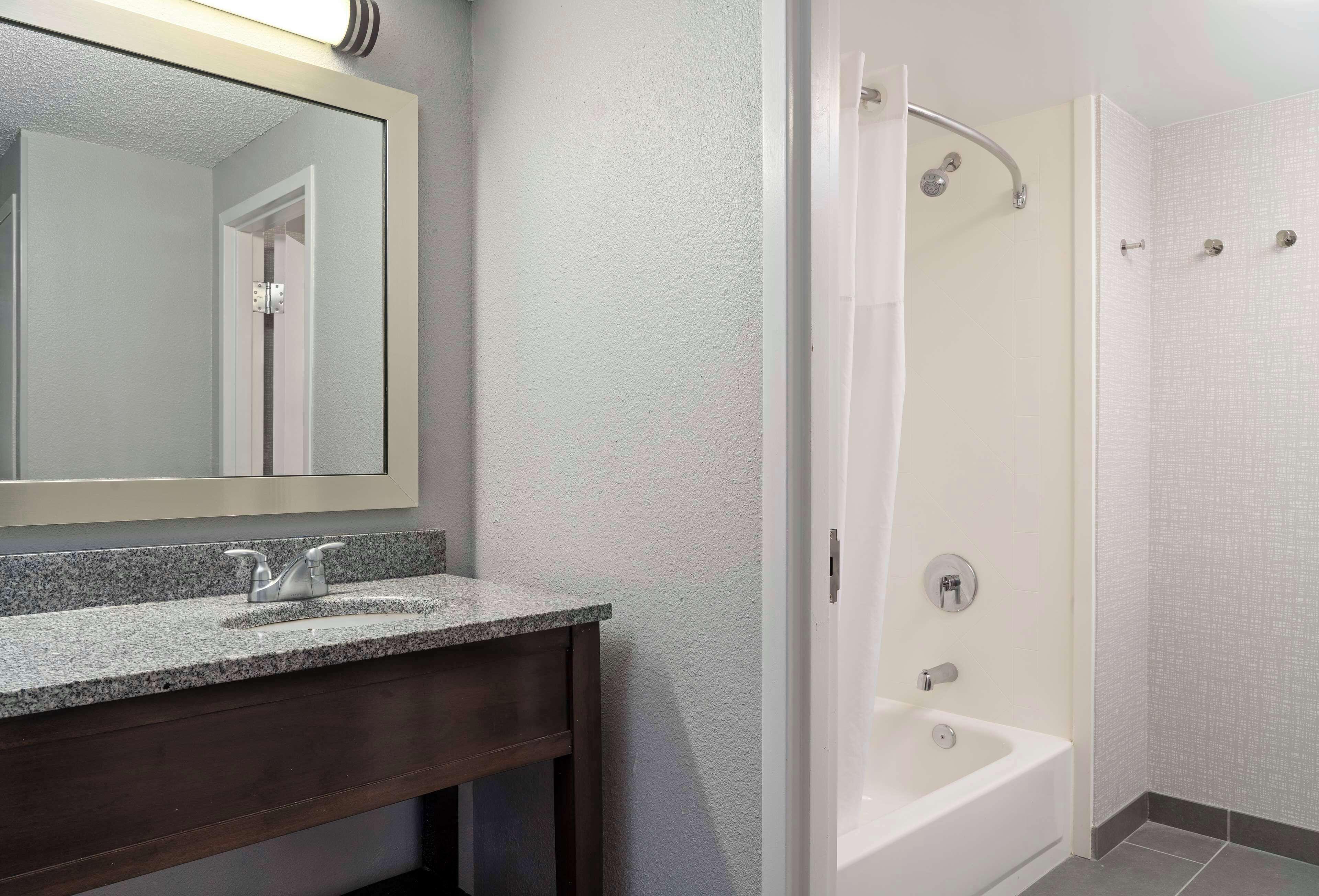 Double Room Tub Mobility Hearing Accessible or Non-Smoking