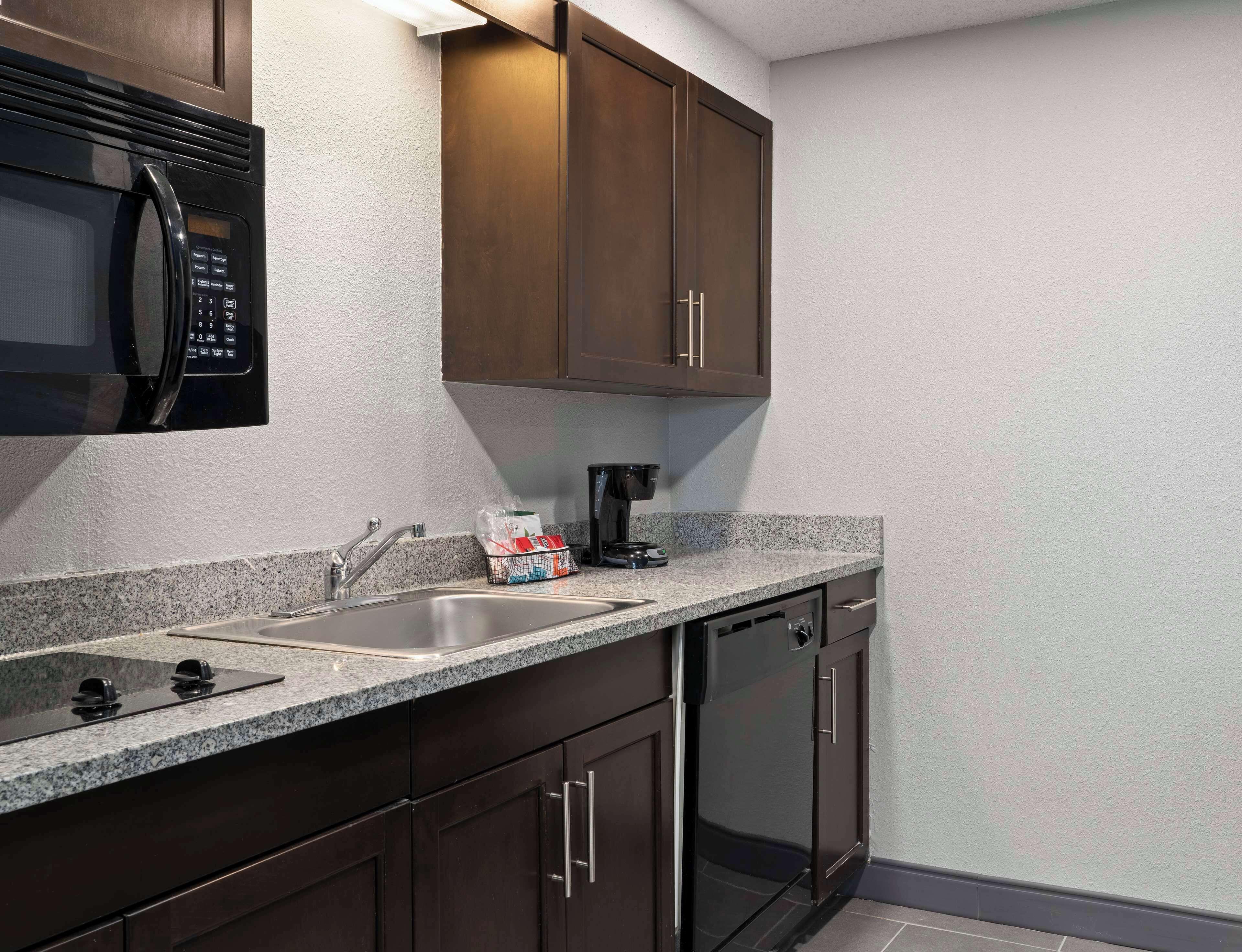 One-Bedroom King Suite Kitchen Fireplace