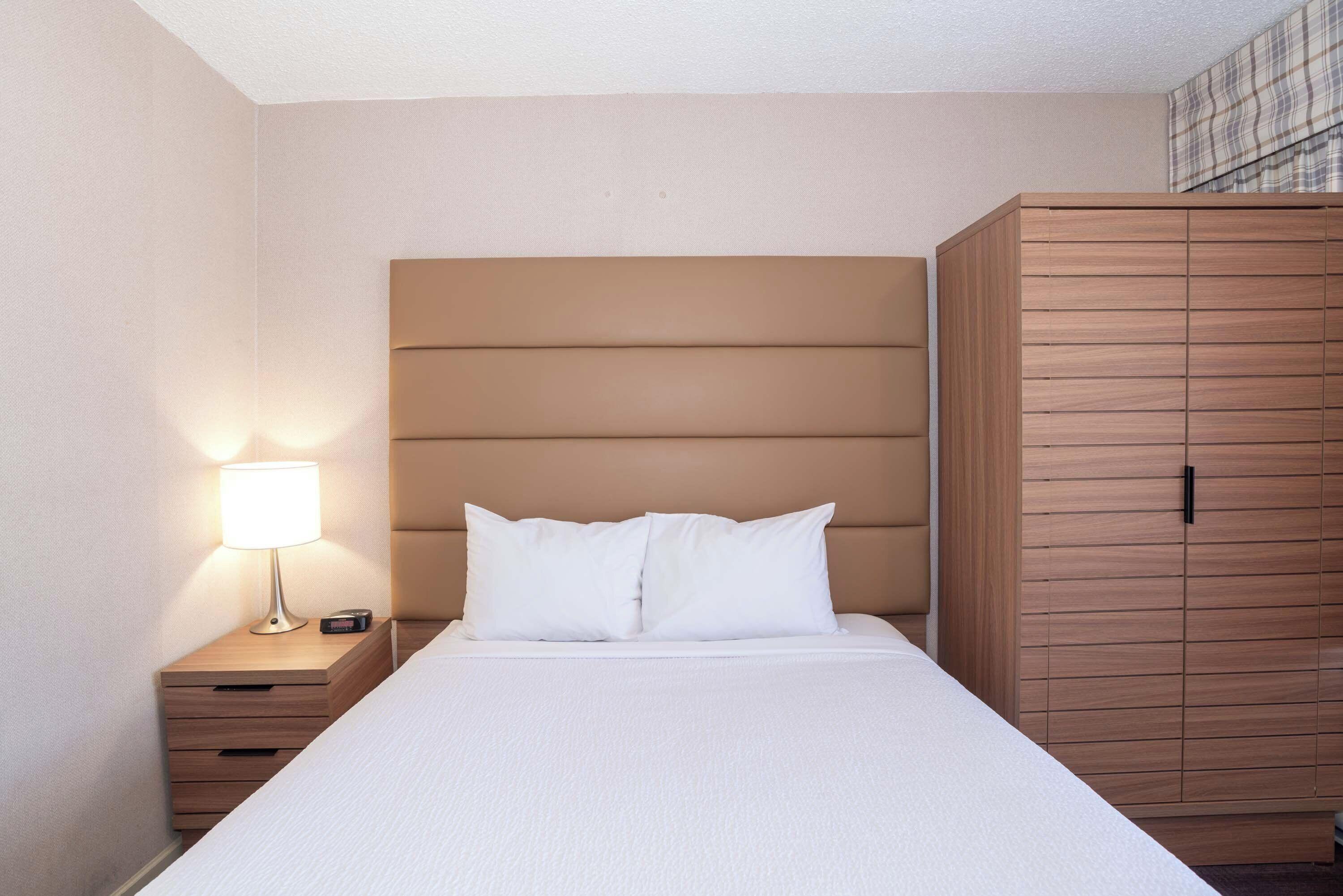 Standard Room 1 Queen Bed