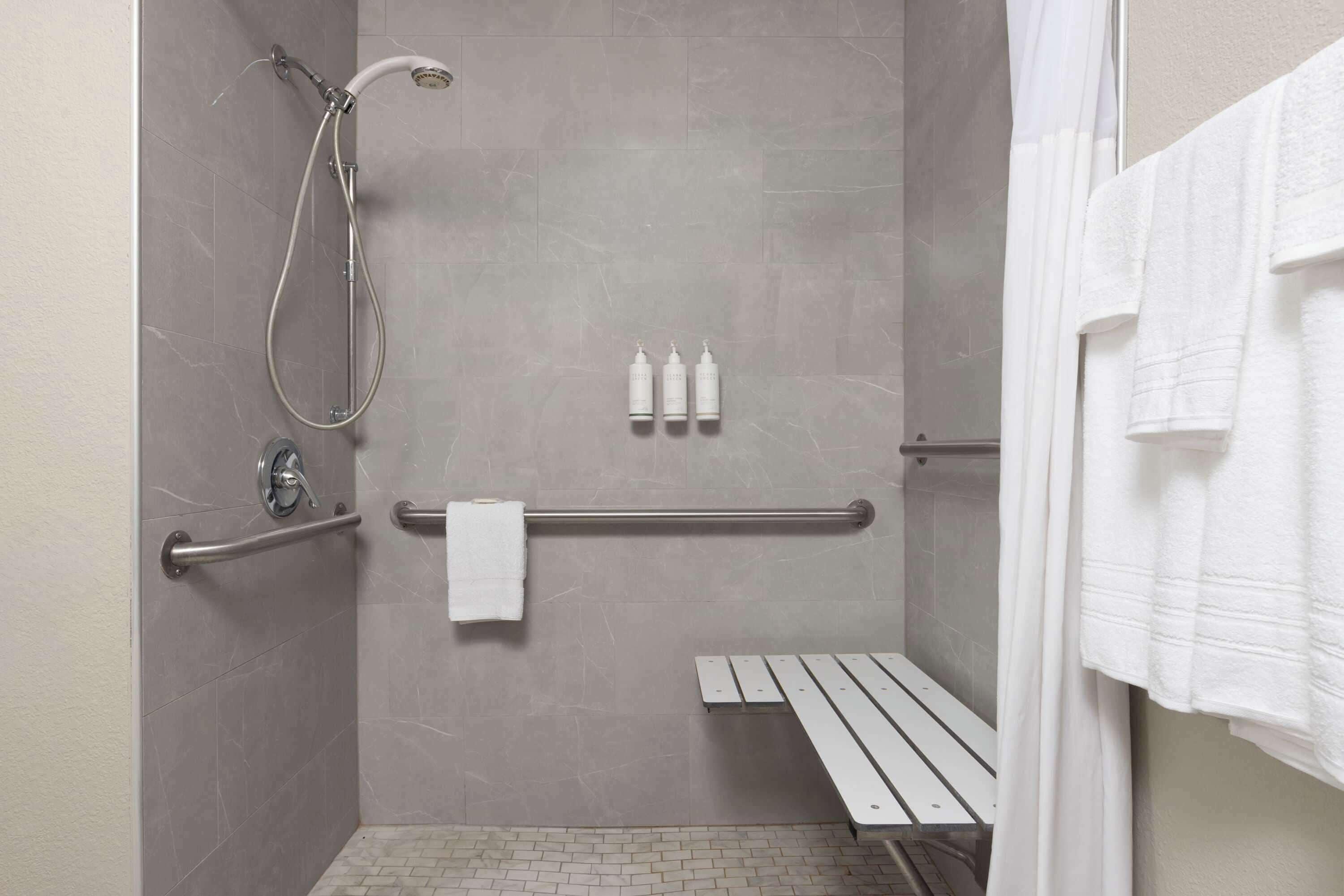 Deluxe Queen Room - Mobility Access/Non-Smoking