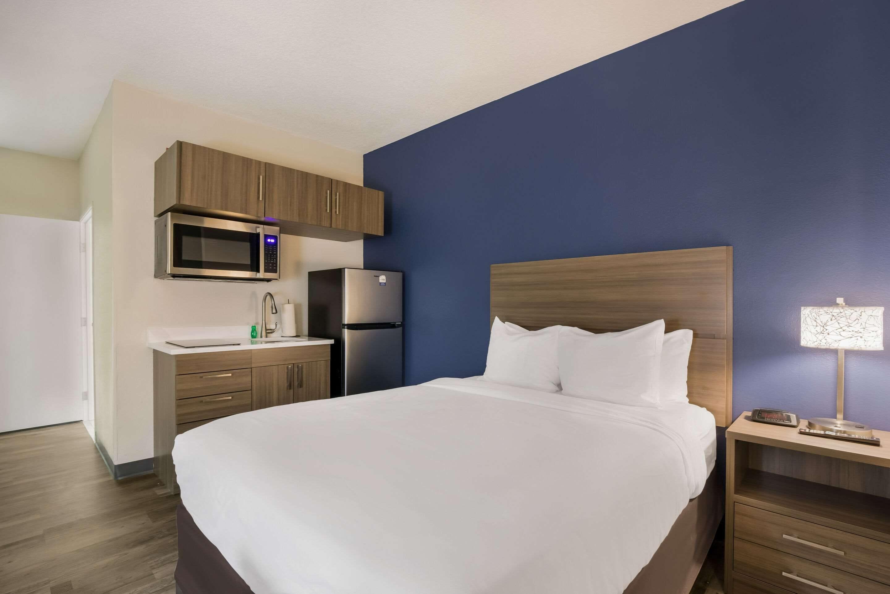Efficiency Queen Suite Tub Disability Access or Non Smoking
