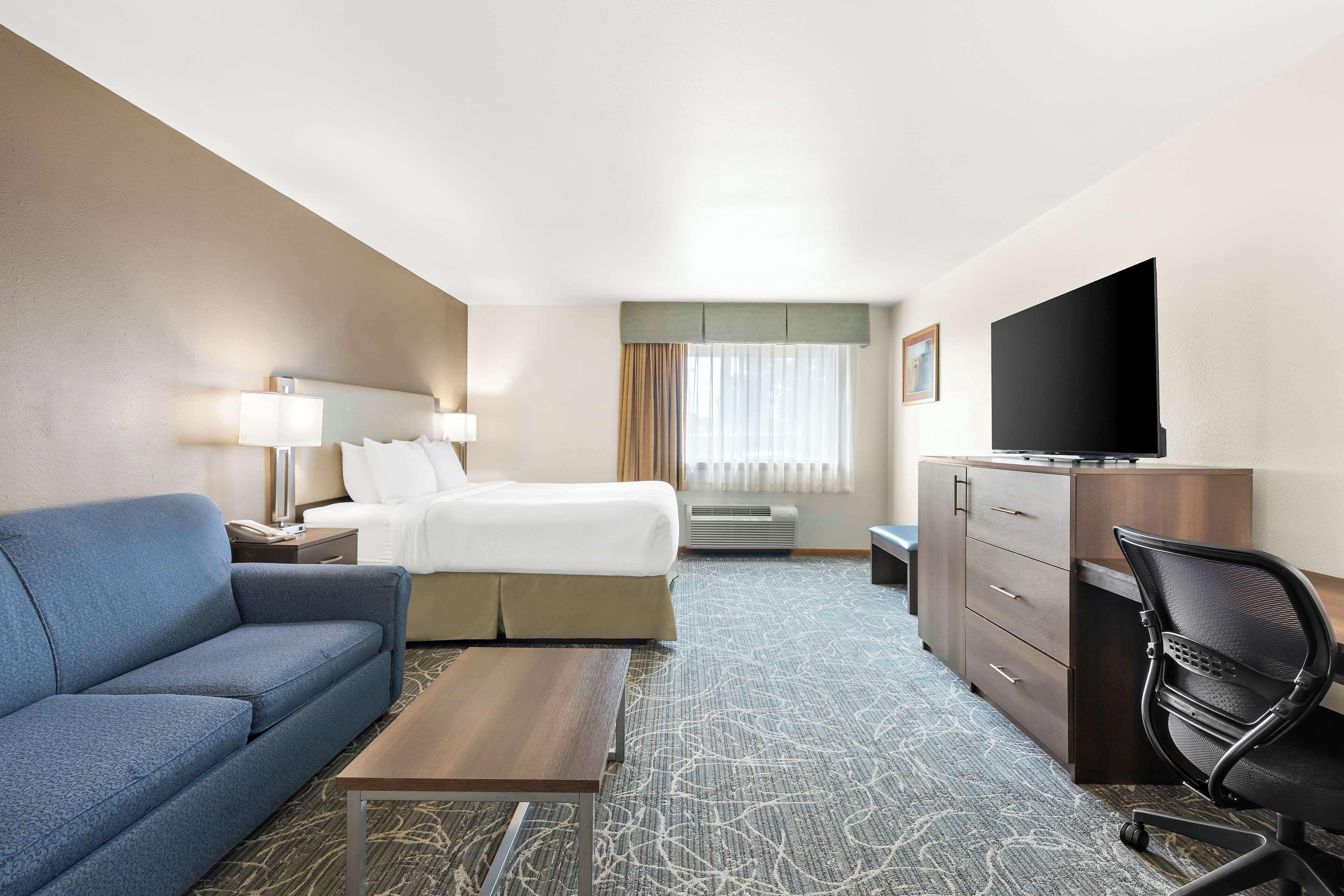 King Room Bath Tub Mobility Access Room or Non-Smoking