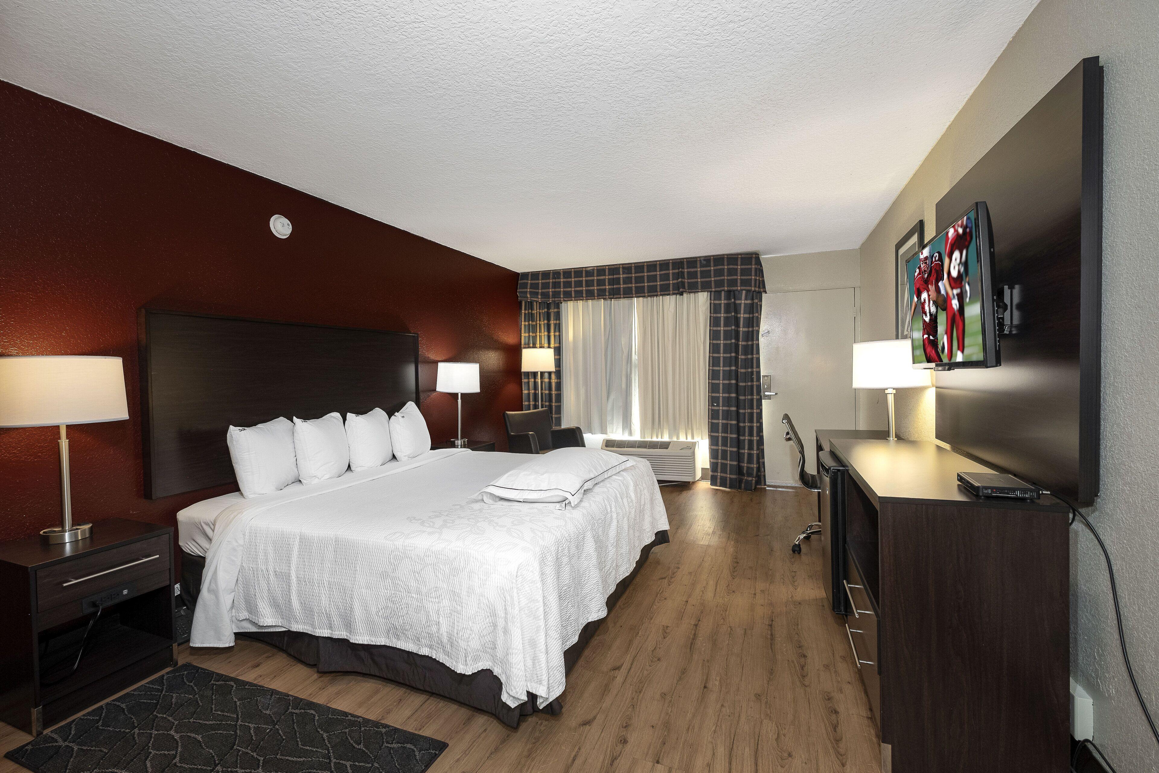 Premium King Room Smoke Upgraded Bedding Snack Box