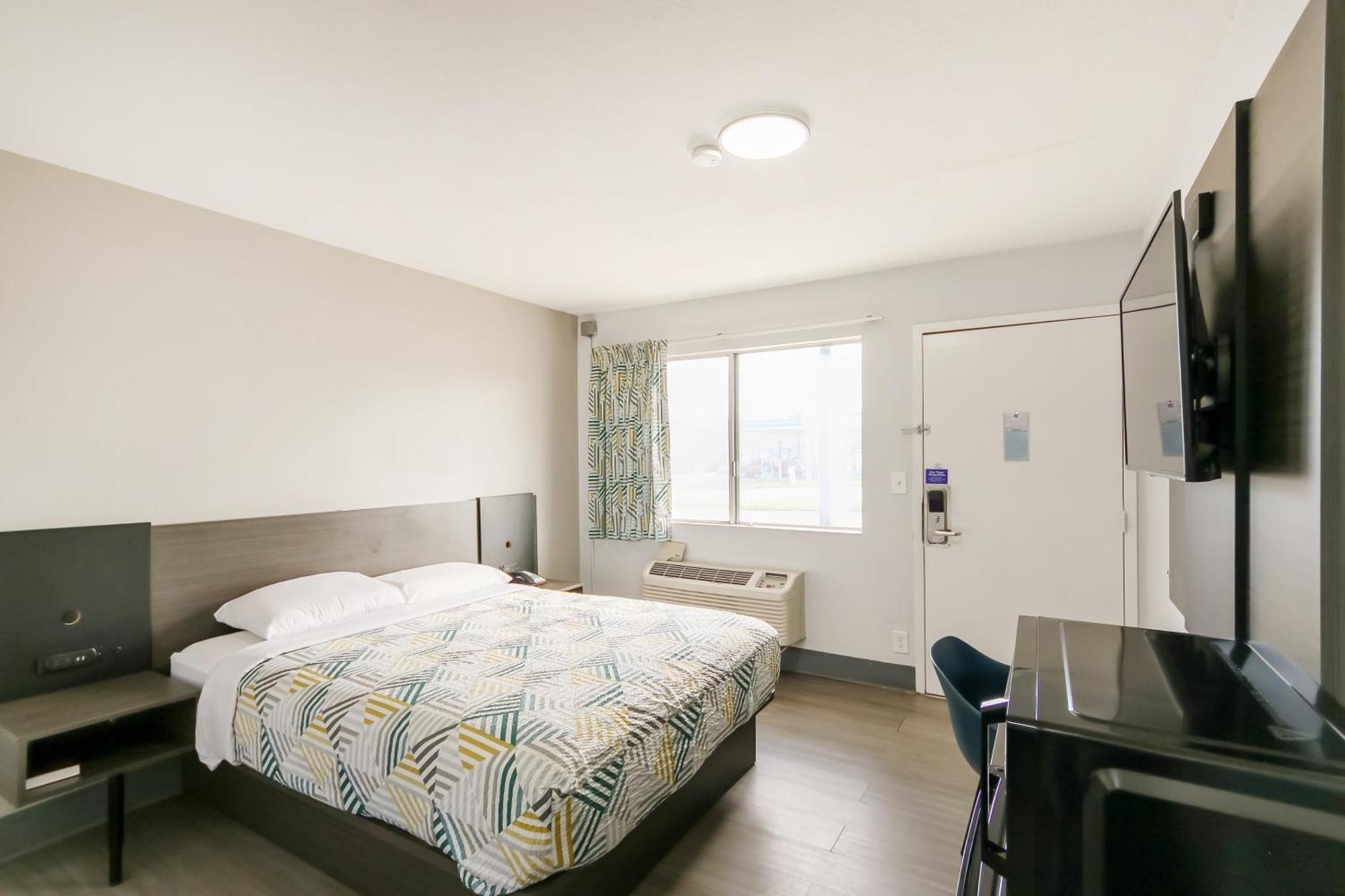 Queen Bed Accessible Smoking