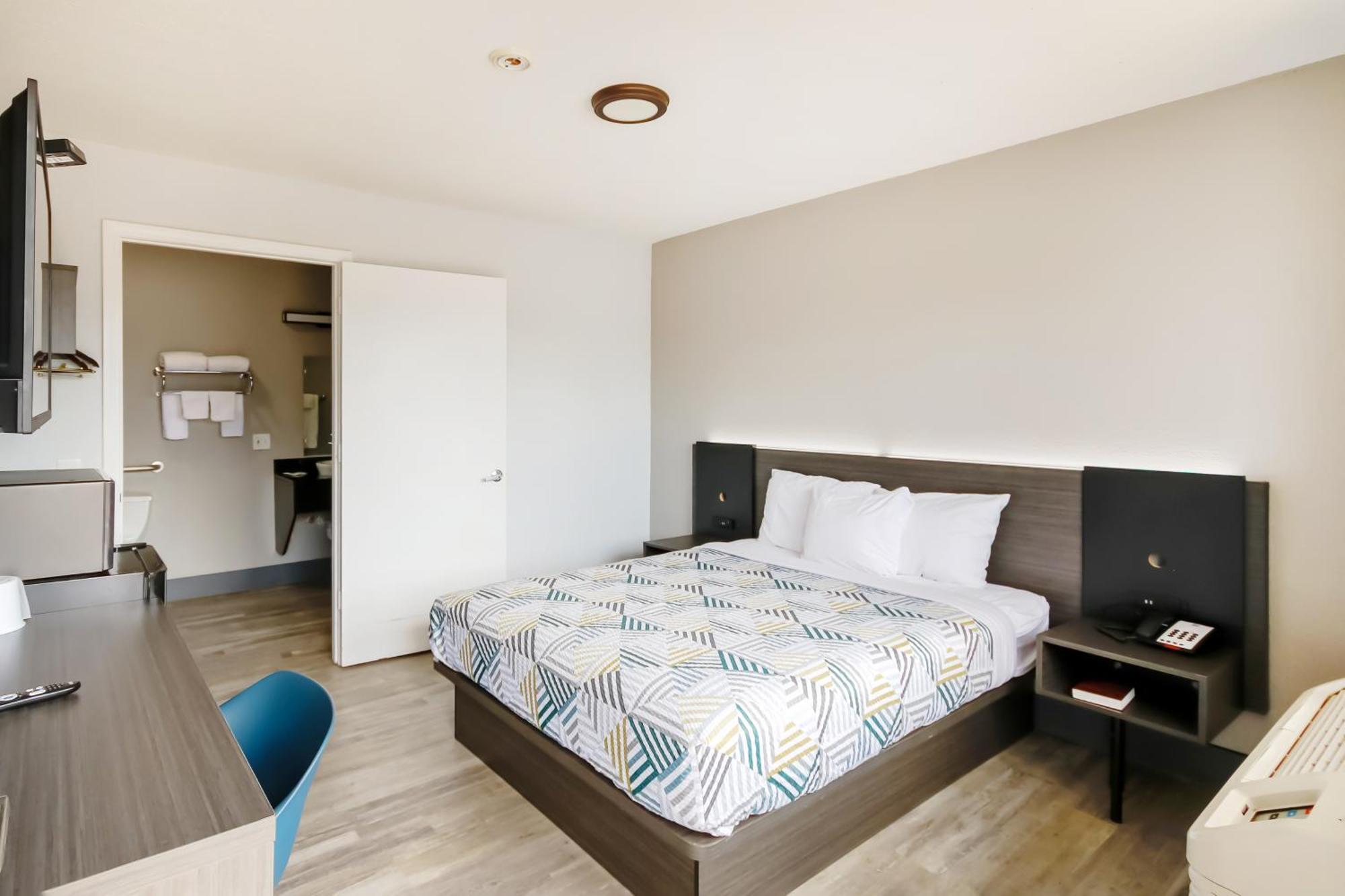 Queen Bed Accessible Non-Smoking